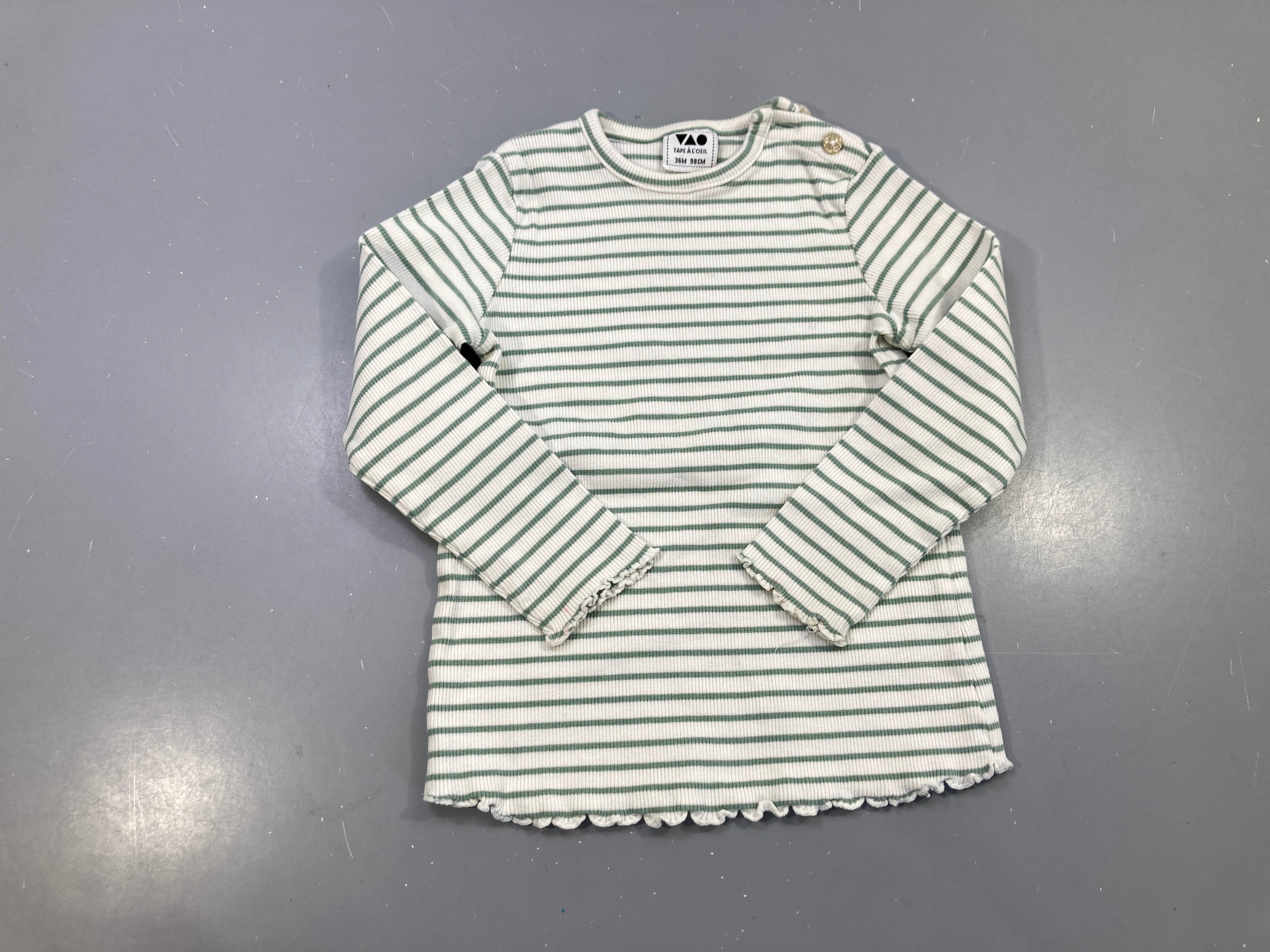 T-shirt m.l écru rayé vert sauge côtelé, bords ondulés