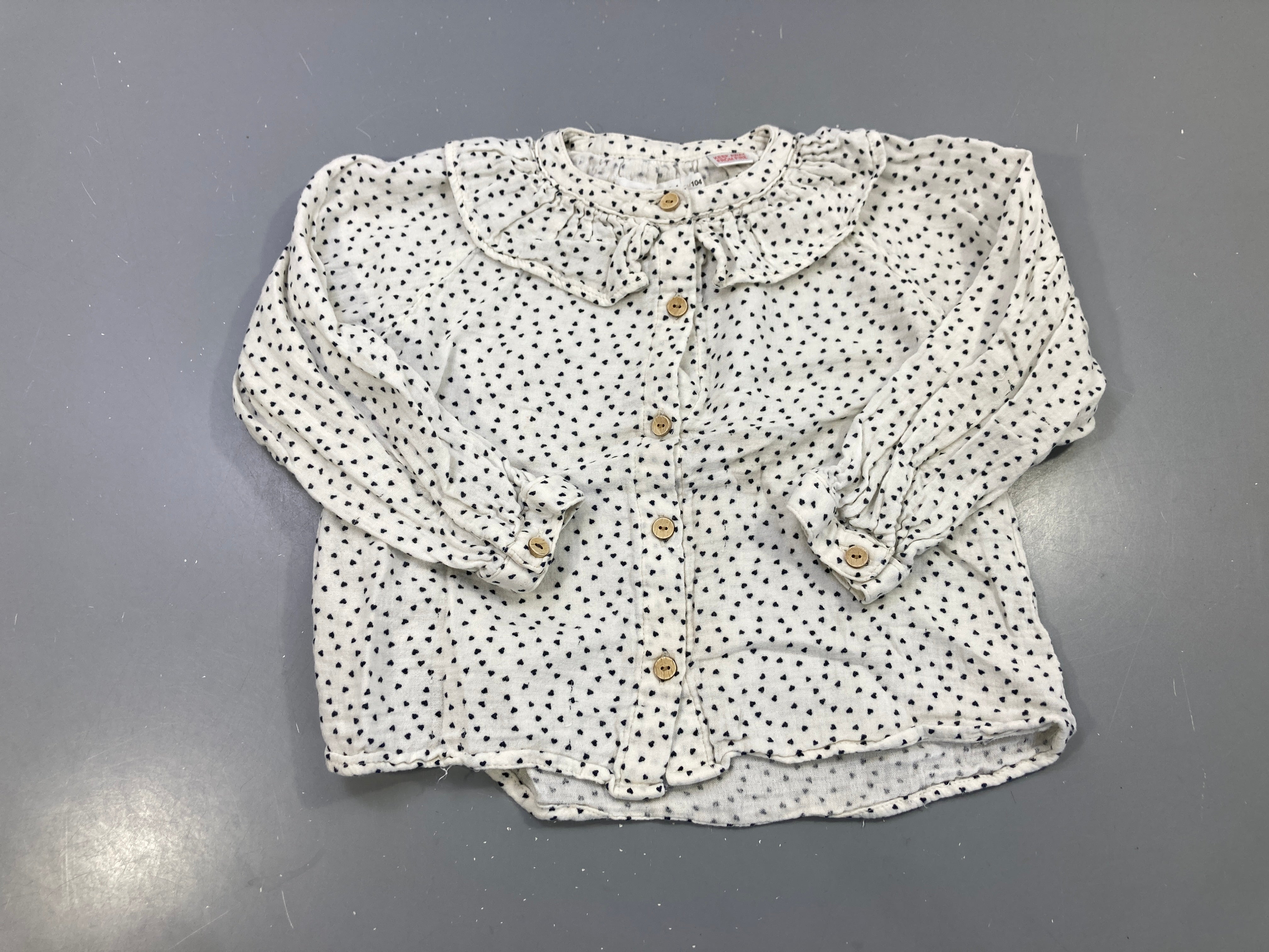Blouse m.l écrue double gaze petits cœurs bleu marine, col volanté, boutons bois