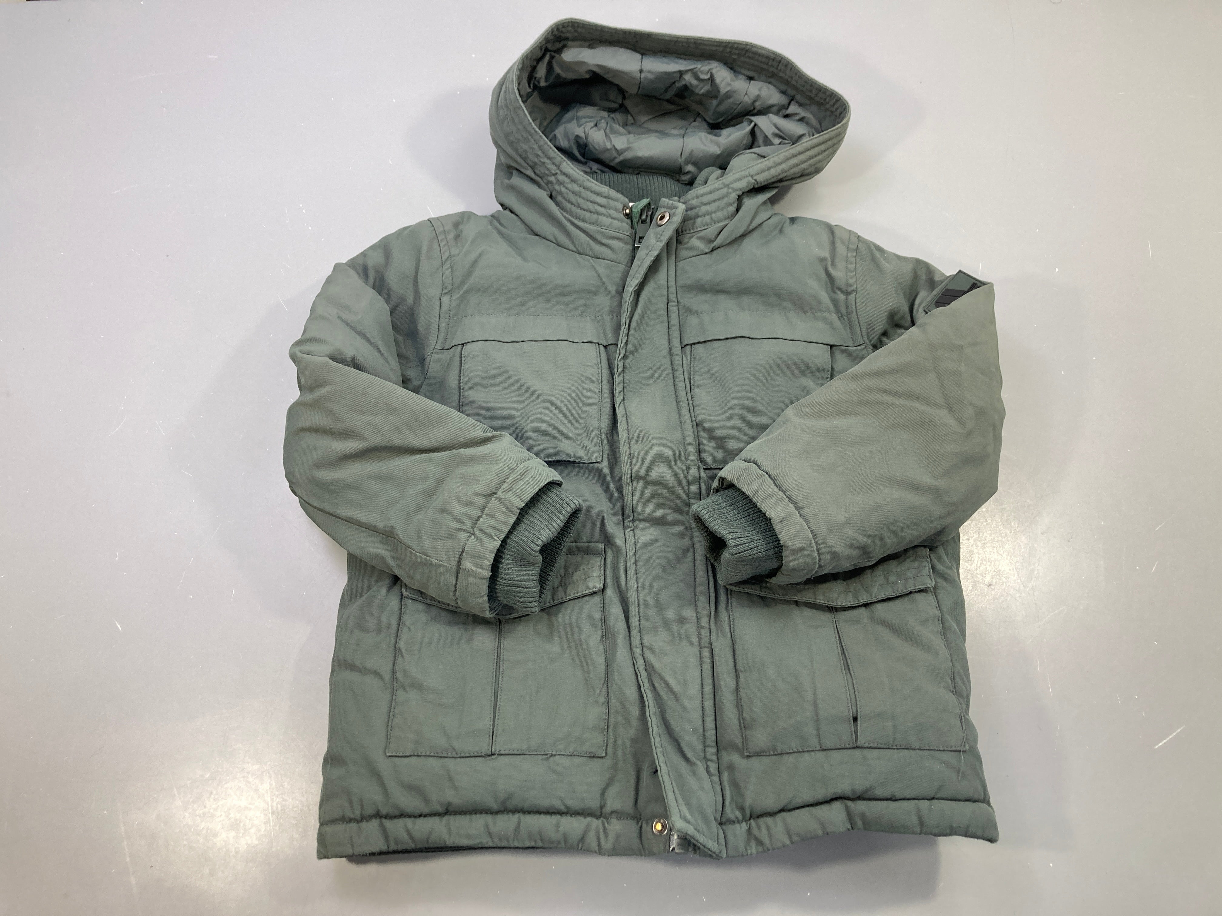 Veste kaki zippée capuche ouatinée, 4 poches, poignets bord-côte