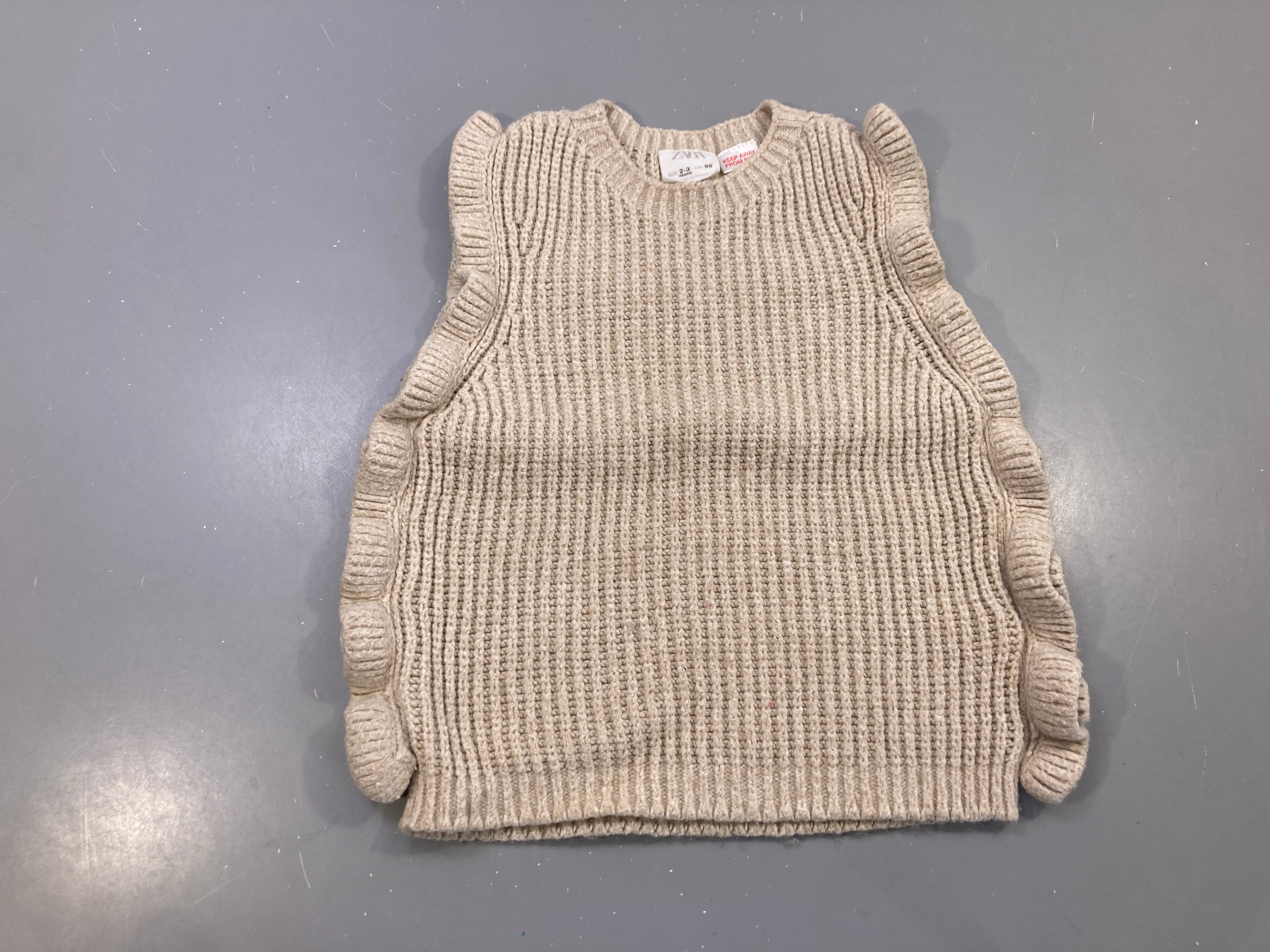 Pull s.m maille côtelée beige, volants aux emmanchures