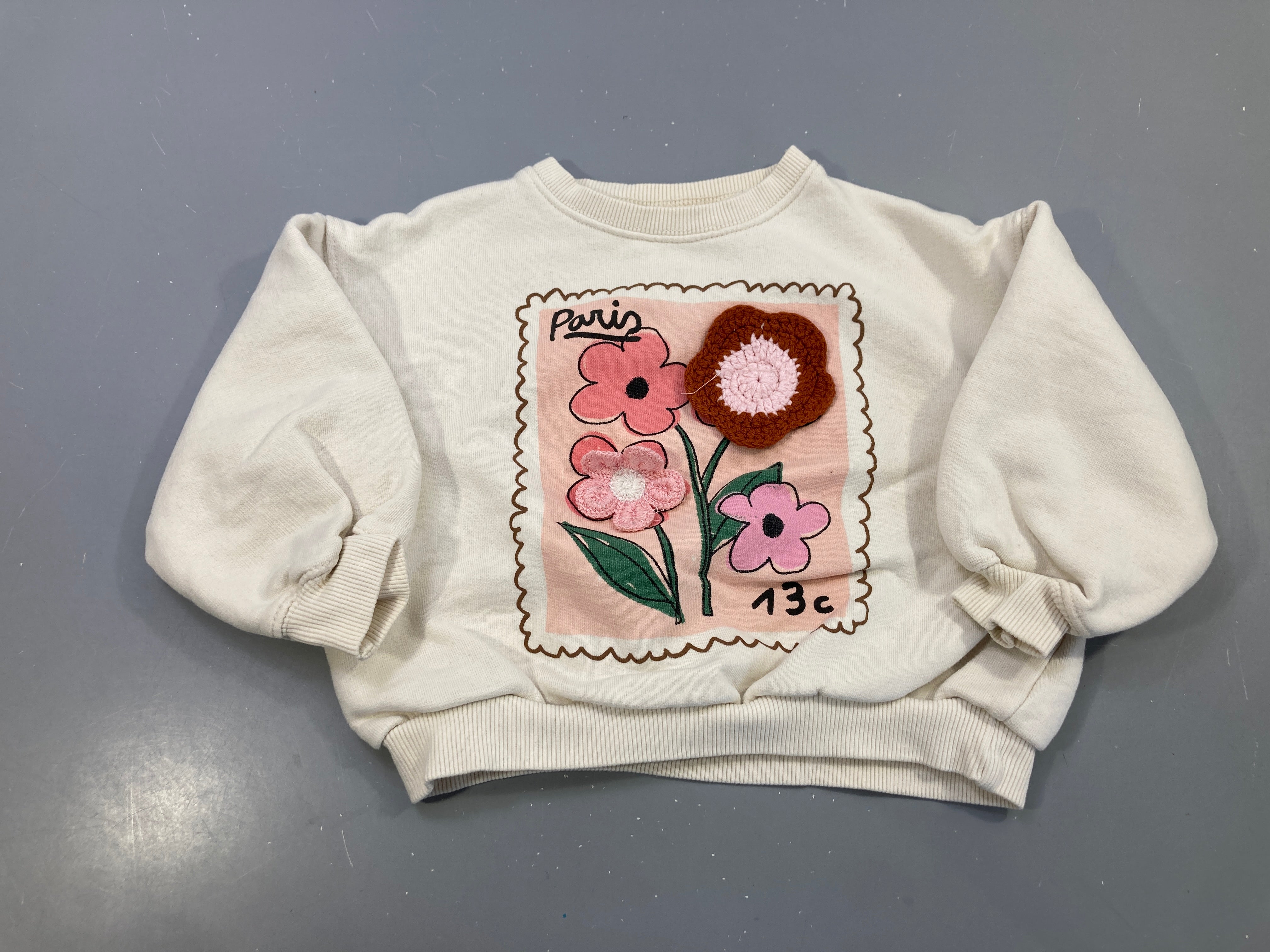 Sweat écru timbre « Paris » fleurs, fleurs crochet en relief