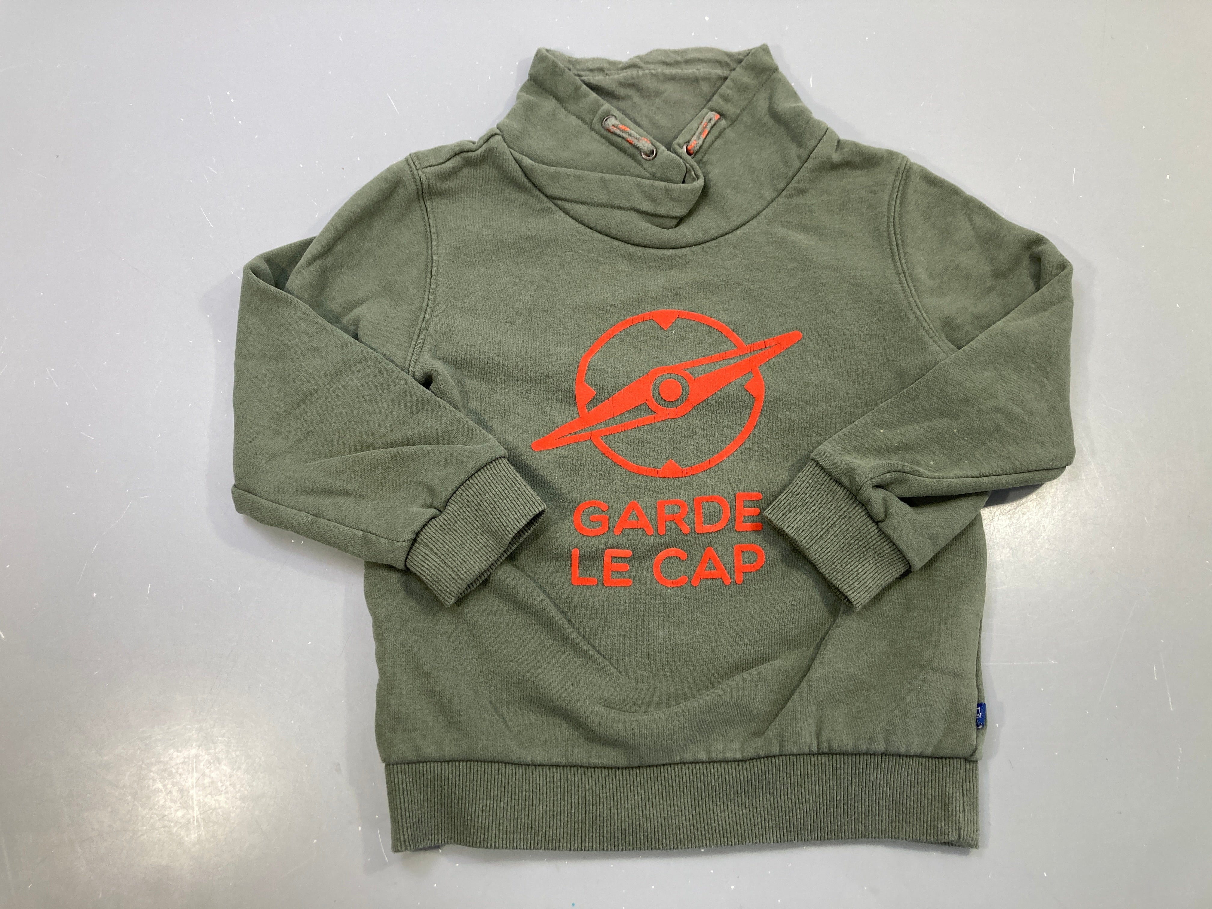 Sweat kaki col croisé à lacet « Garde le cap », flocage craquelé