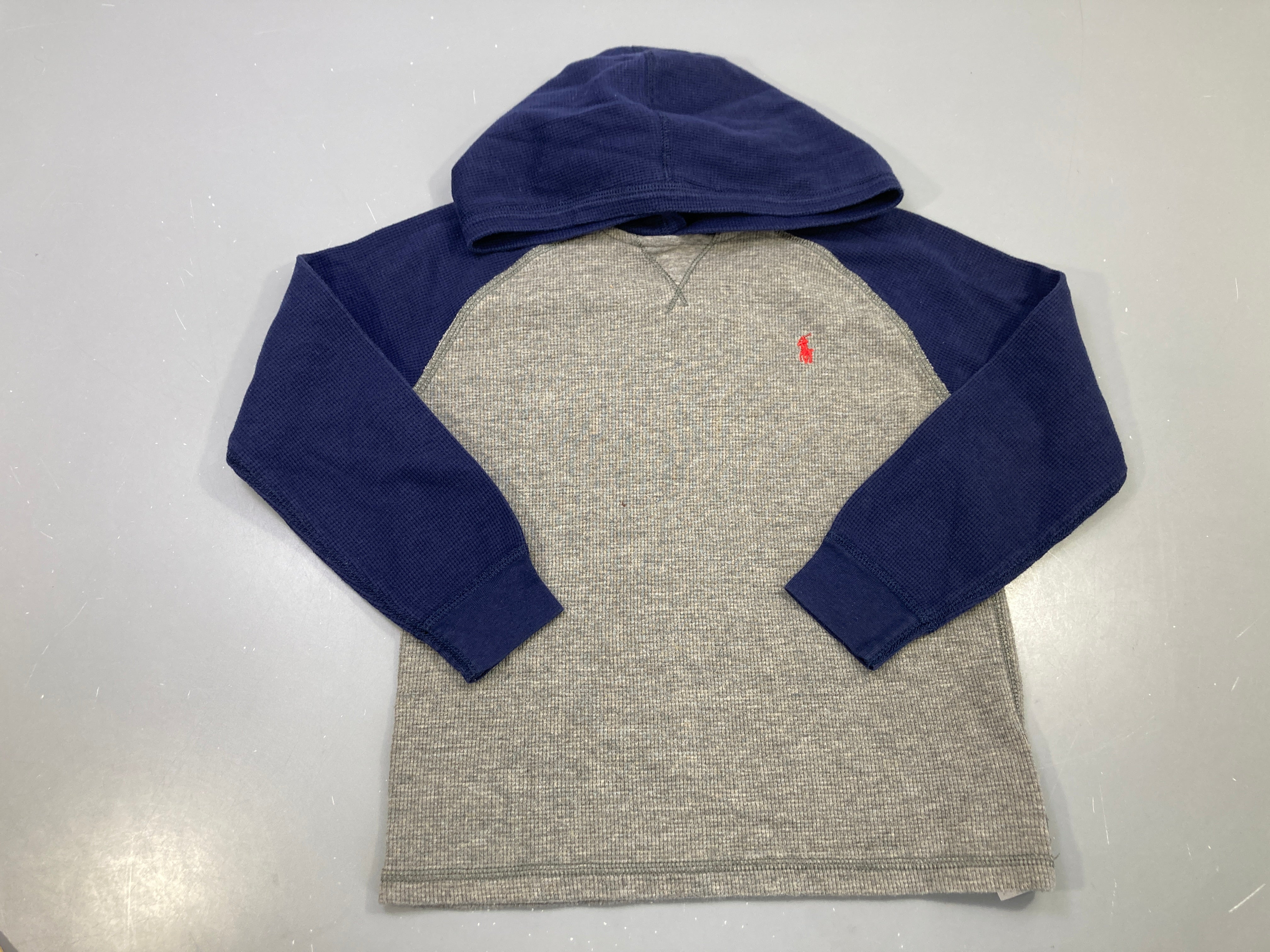 T-shirt m.l capuche gris chiné, manches bleu marine, maille gaufrée