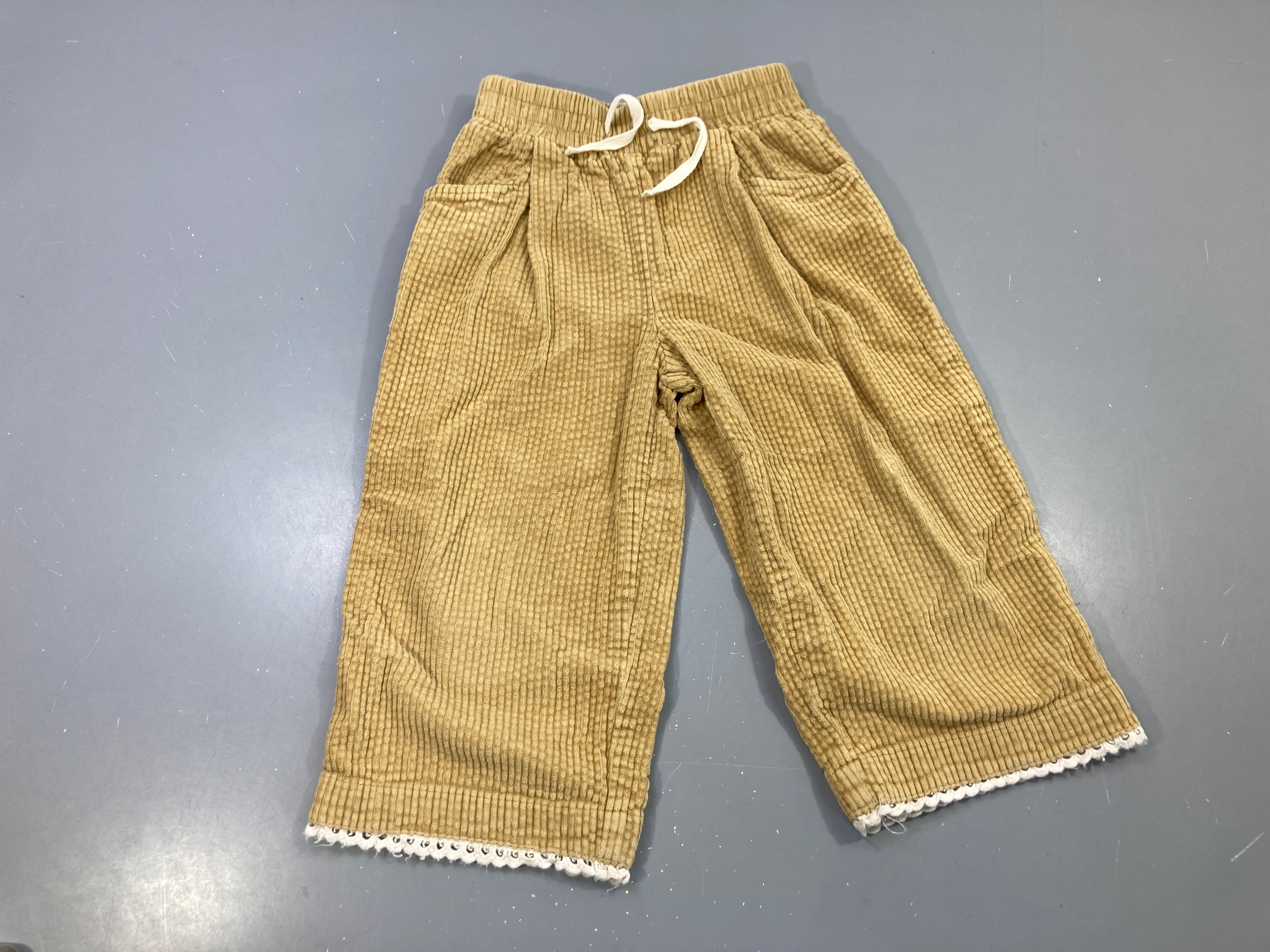Pantalon velours grosses côtes camel, coupe large, taille élastique à cordon, bas dentelle écrue
