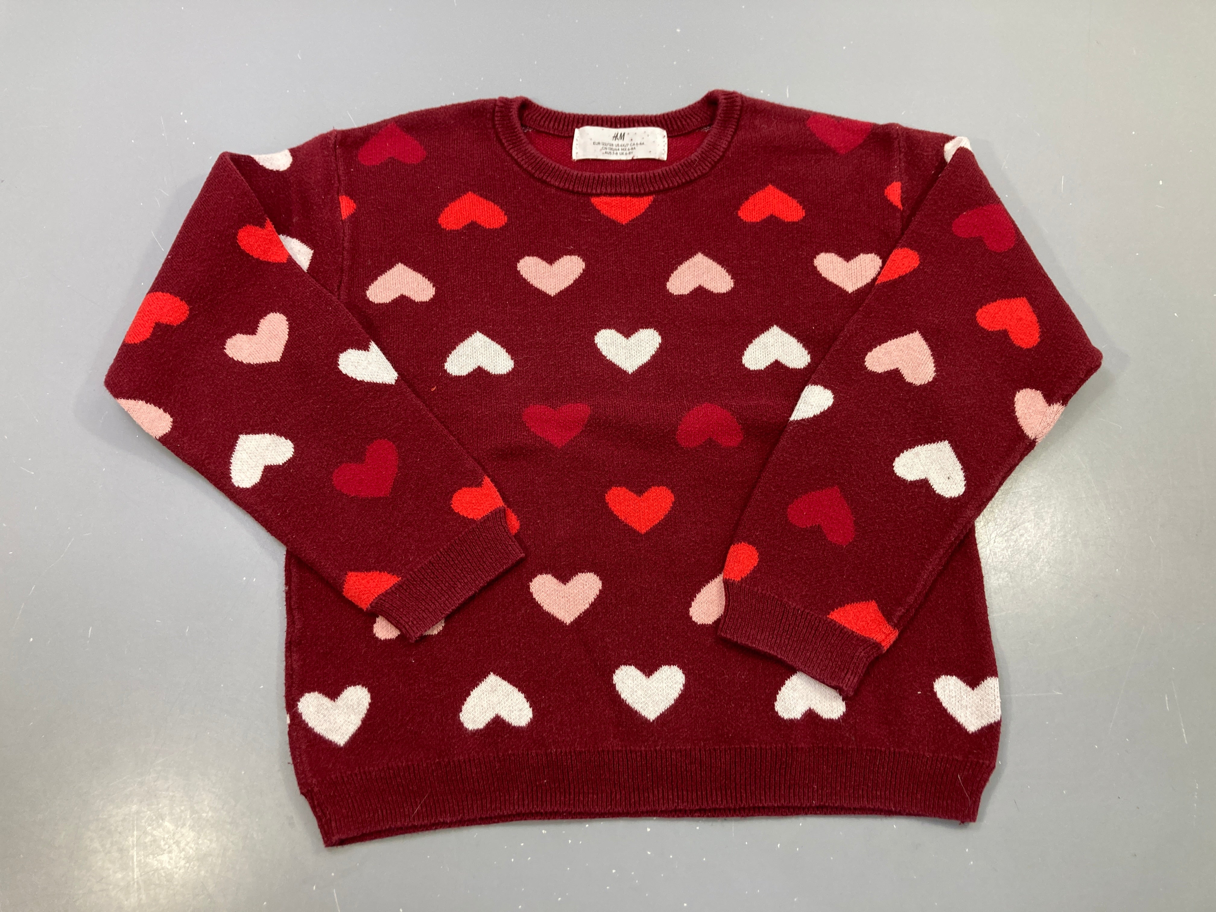Pull maille bordeaux cœurs rouges roses et blancs, légèrement bouloché