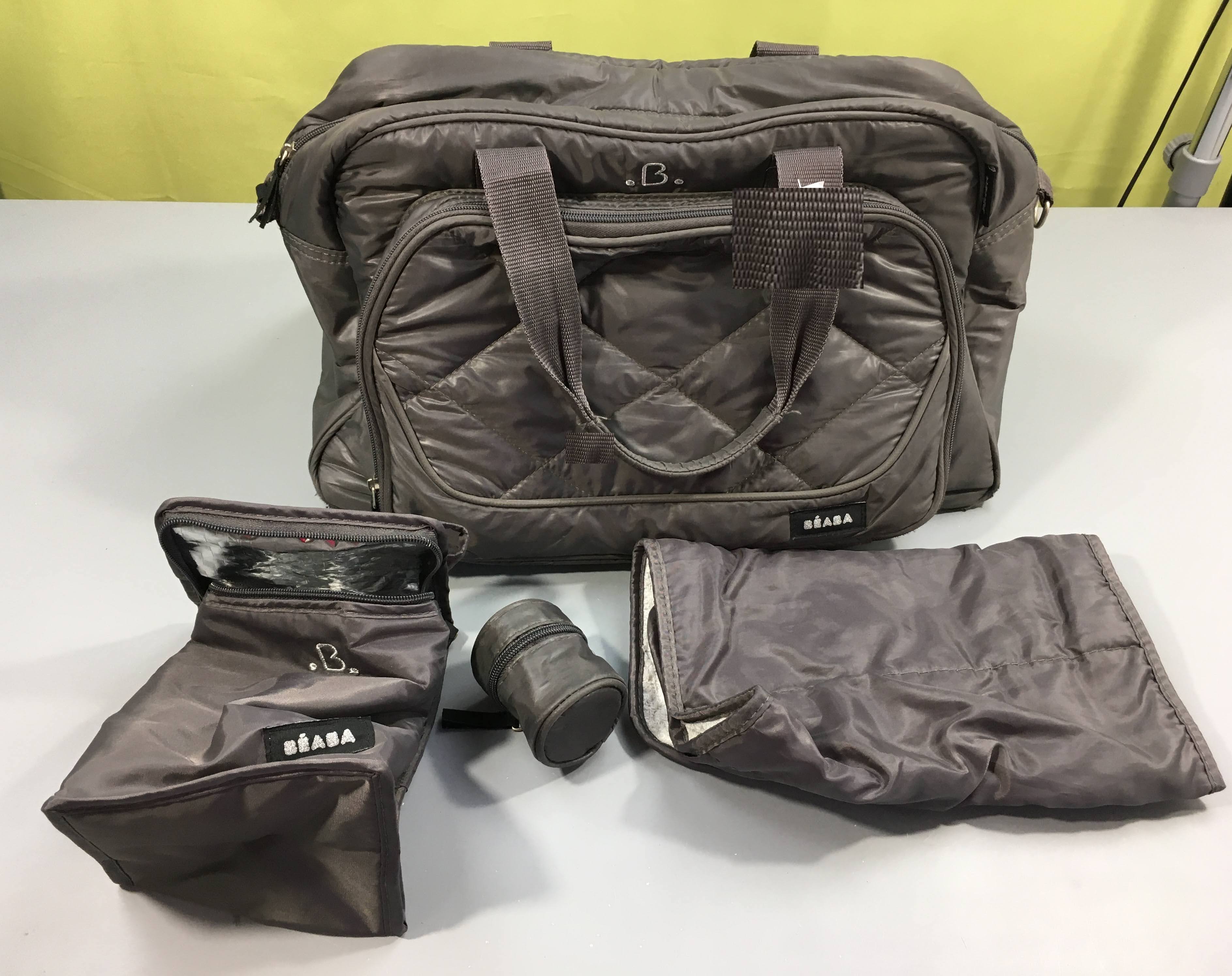 Sac à langer gris foncé beaba + pochette isotherme, boite à tétine, pochette, tapis à langer (Usé++bas et petit trou ds le bas)