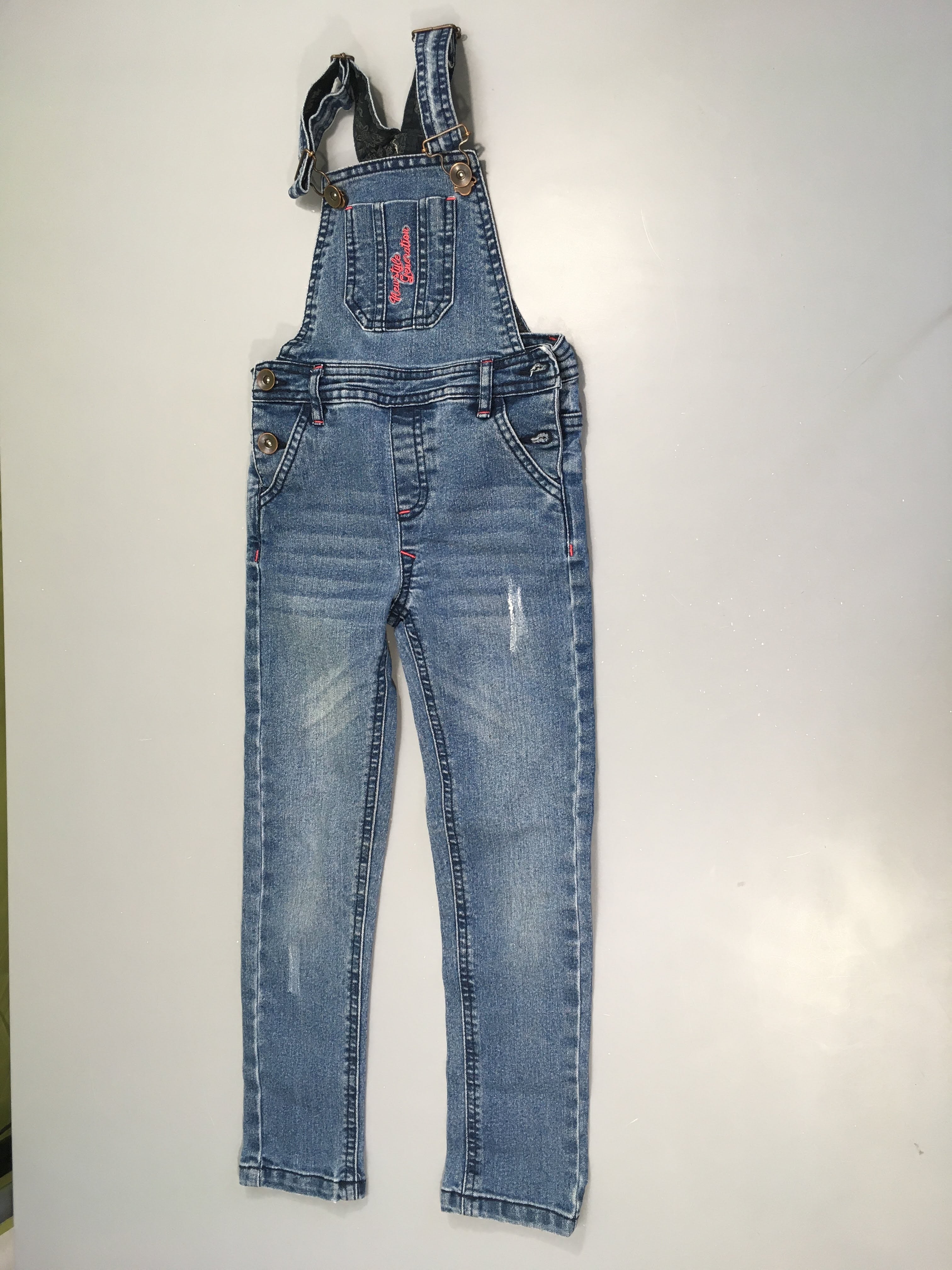 Salopette en jean effet éraillé