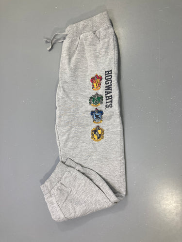 Pantalon molleton jogging gris chiné « Hogwarts » blasons Harr.y Potter, légèrement bouloché, moins cher chez Petit Kiwi