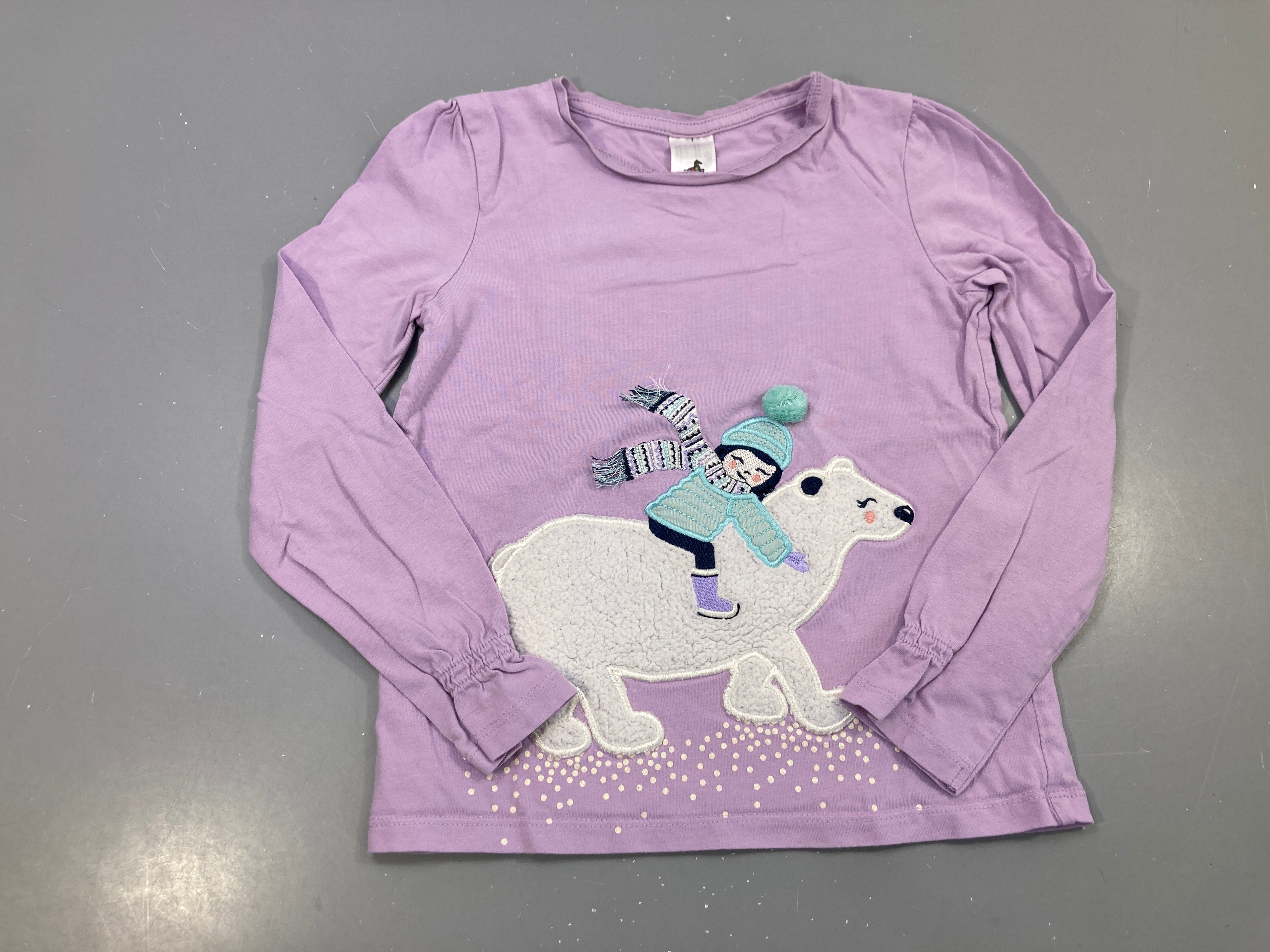 T-shirt m.l lilas ours polaire brodé fillette, pompon, poignets froncés