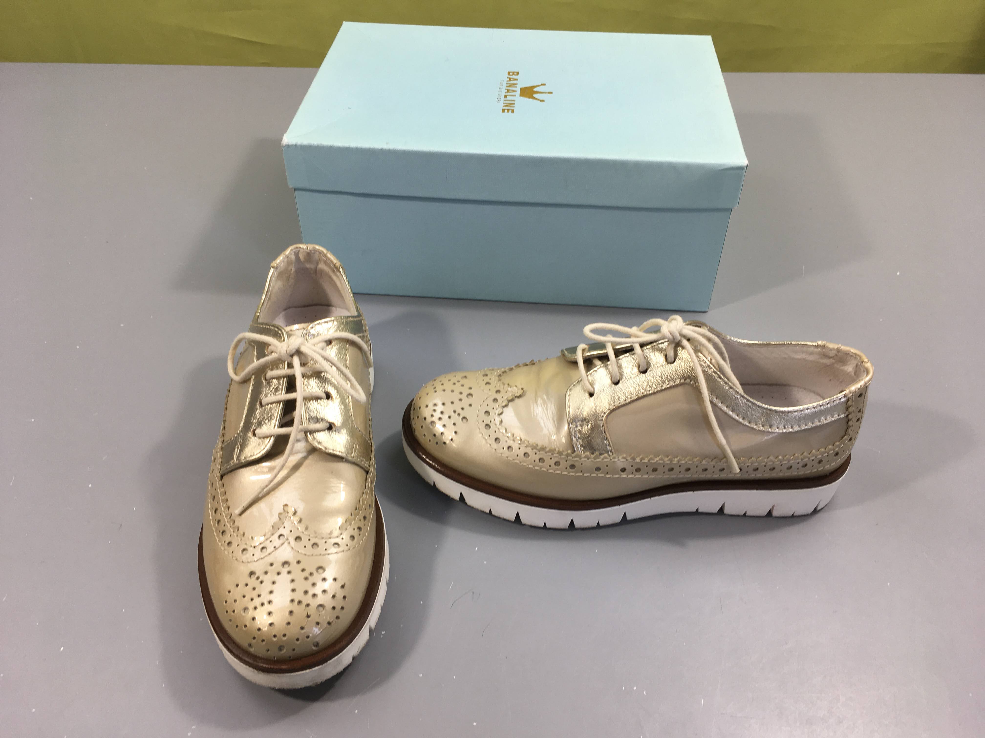 Chaussures vernies dorées