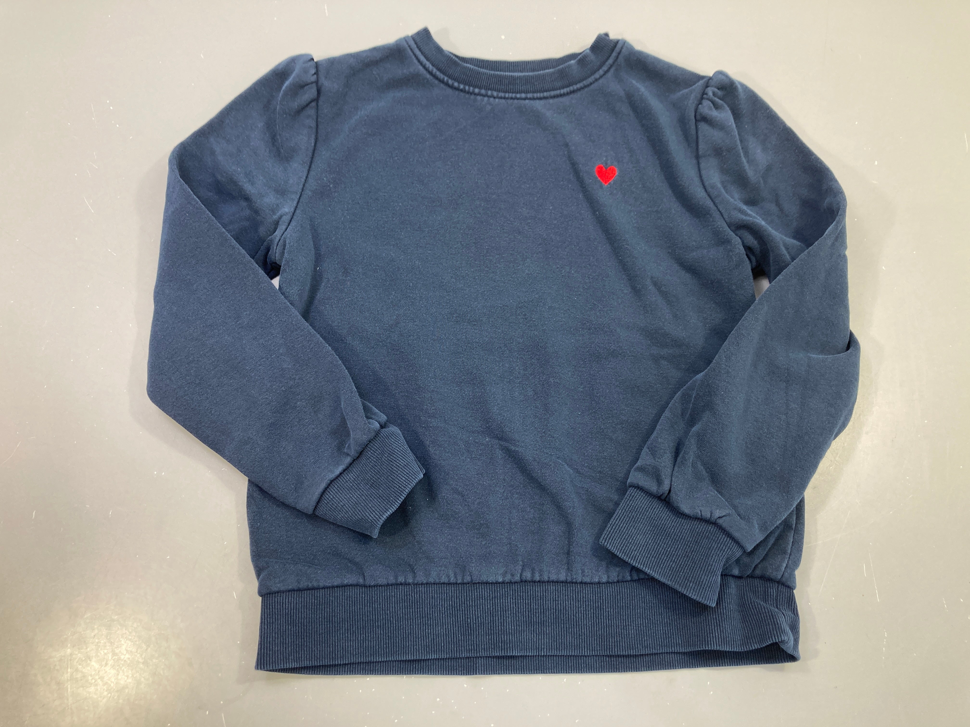 Sweat bleu marine petit cœur rouge brodé, épaules froncées