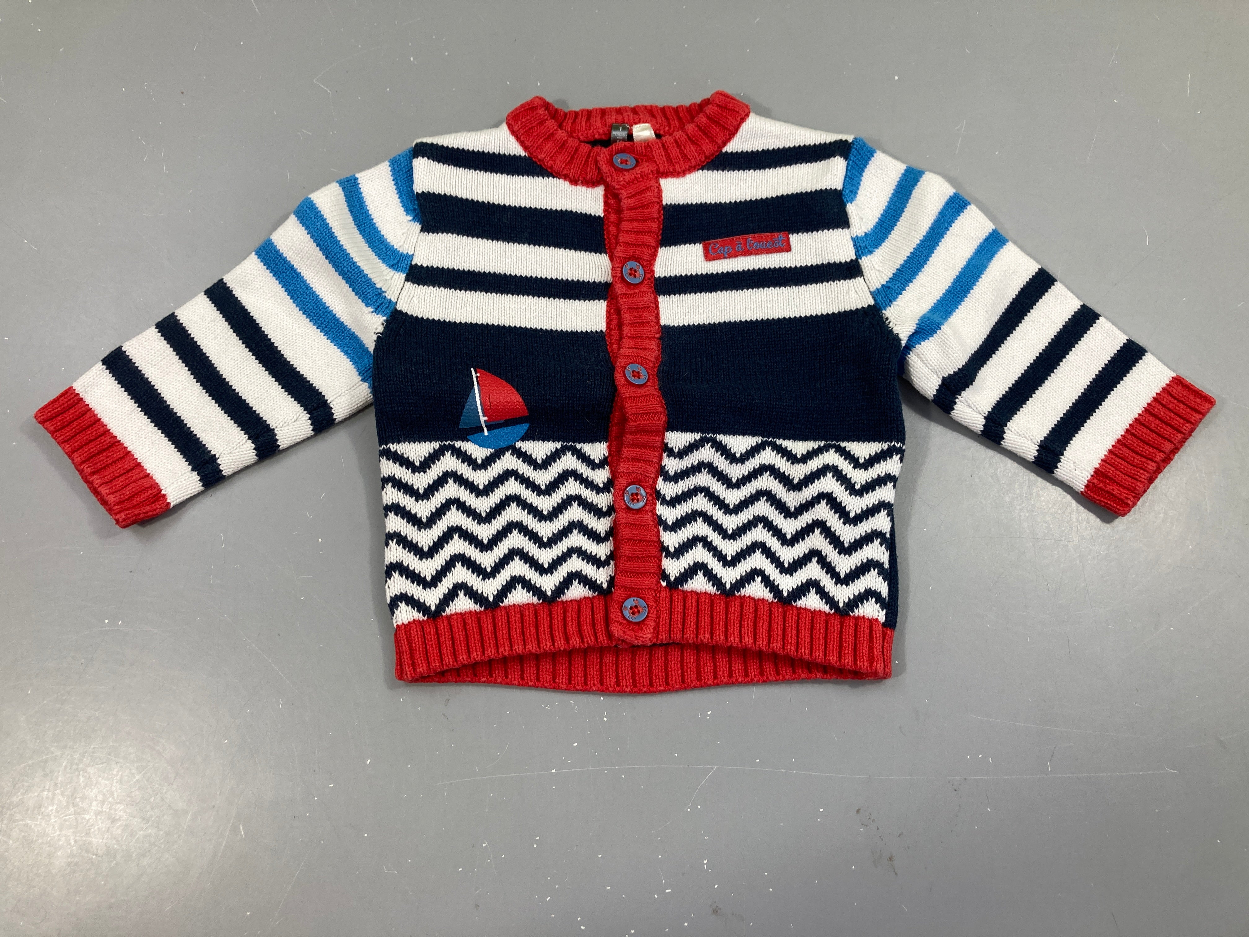 Gilet bleu rayé blanc, motifs chevrons bateau