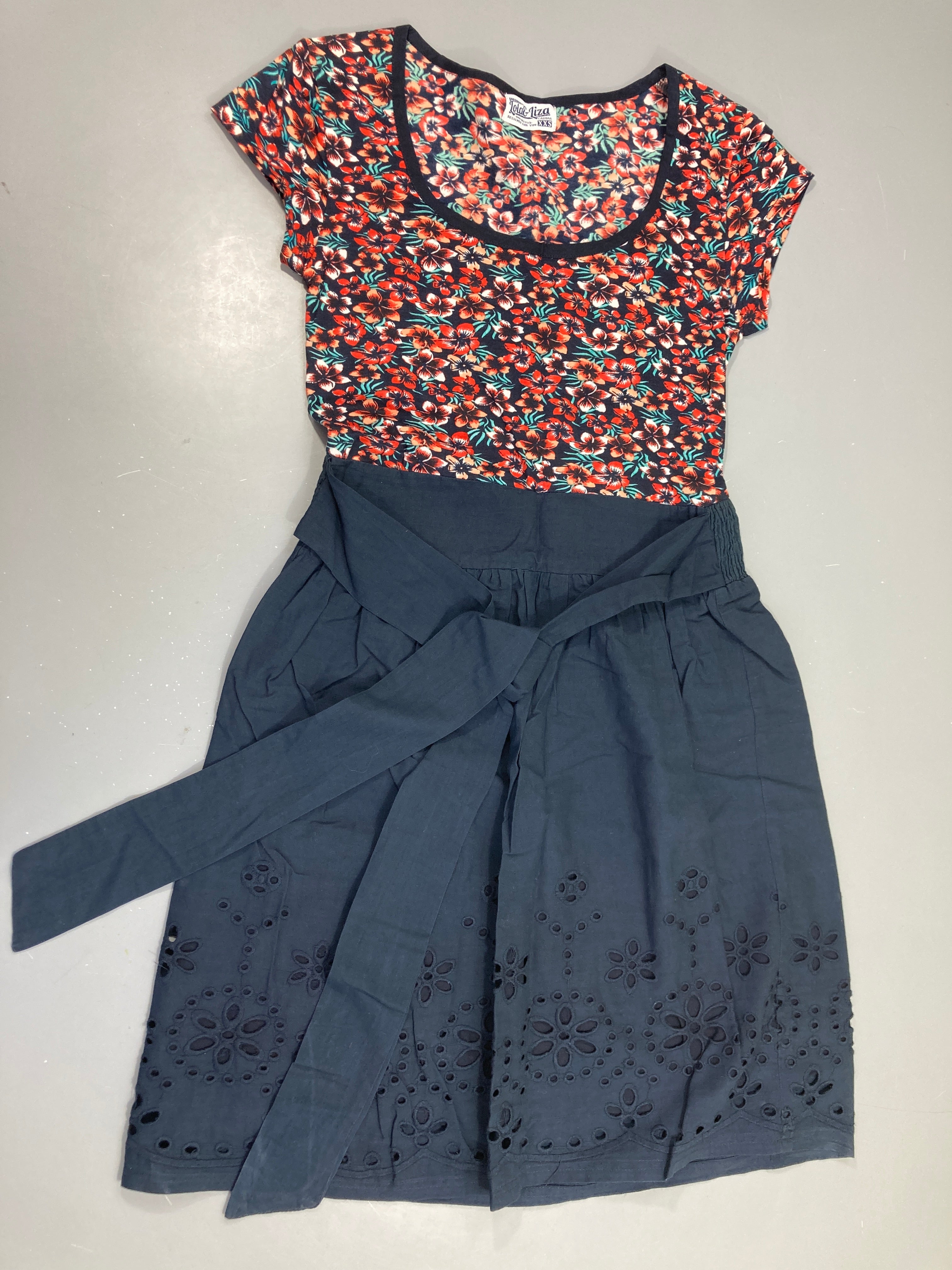 Robe m.c bleu fleurie, bas bleu foncé dentelle
