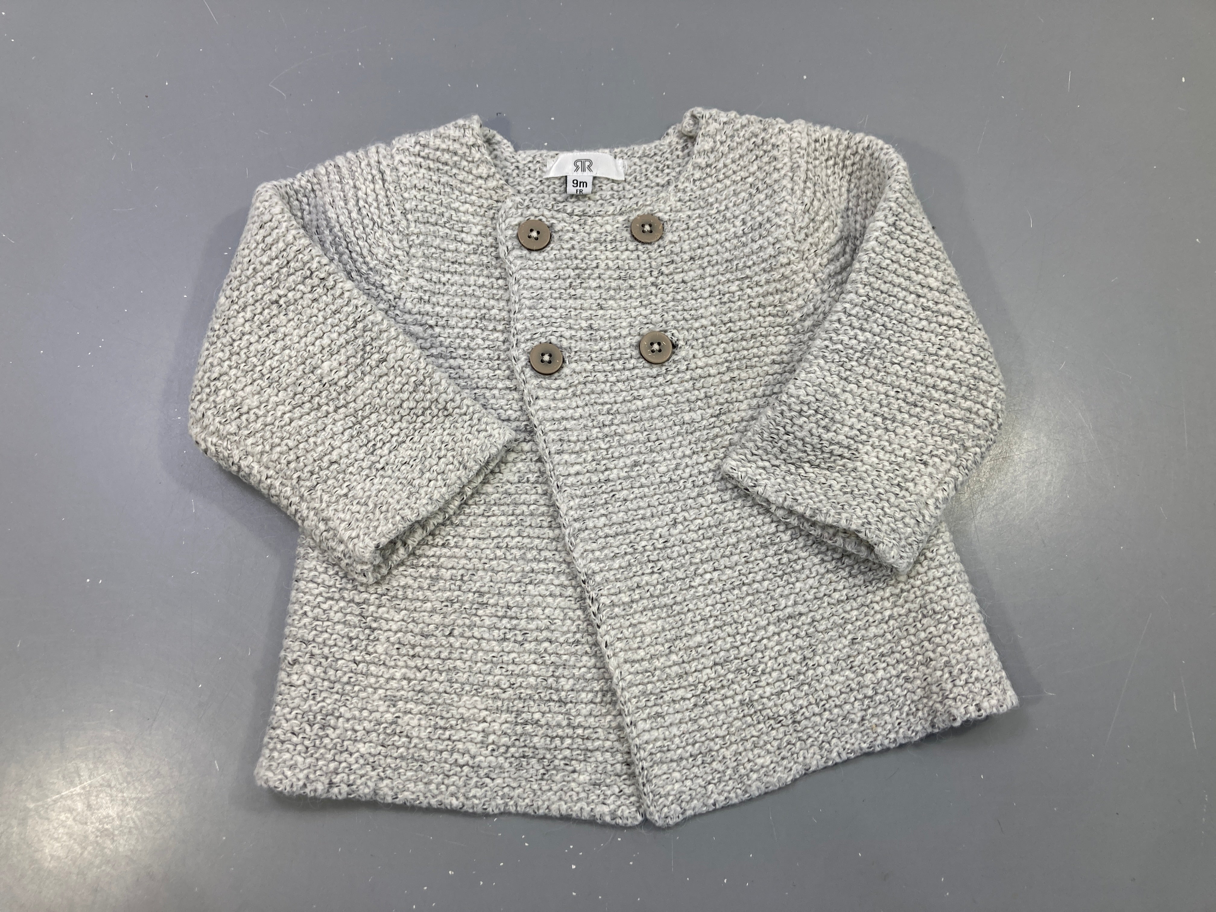 Gilet gris chiné maille point mousse, boutonnage croisé