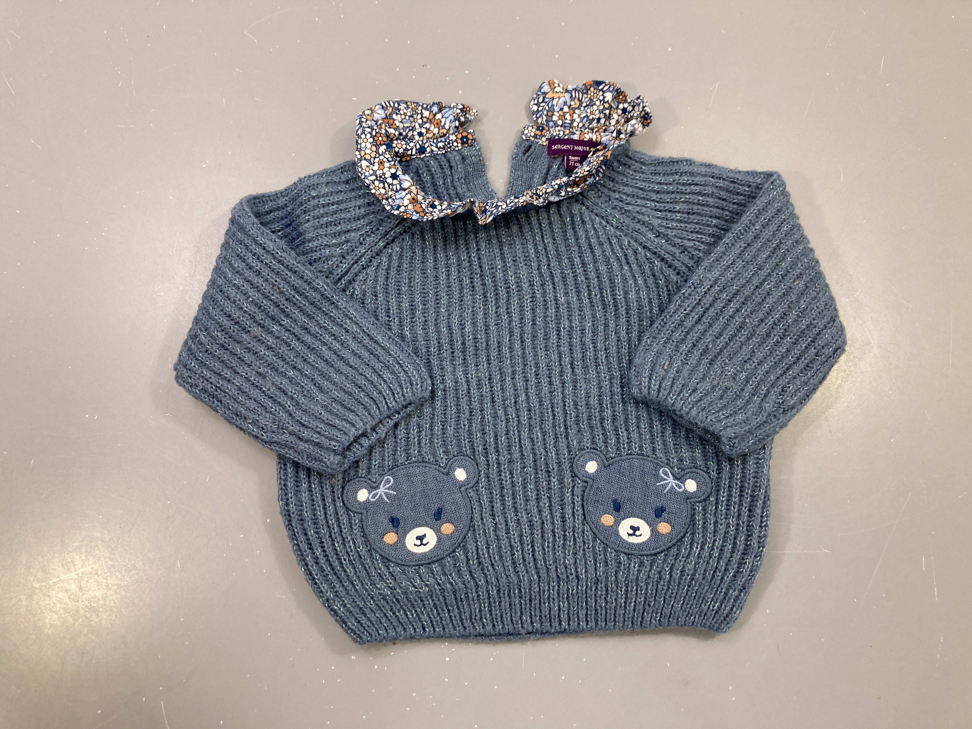 Pull bleu grosse maille pailletée, col volanté fleuri, oursons brodés 16% Laine