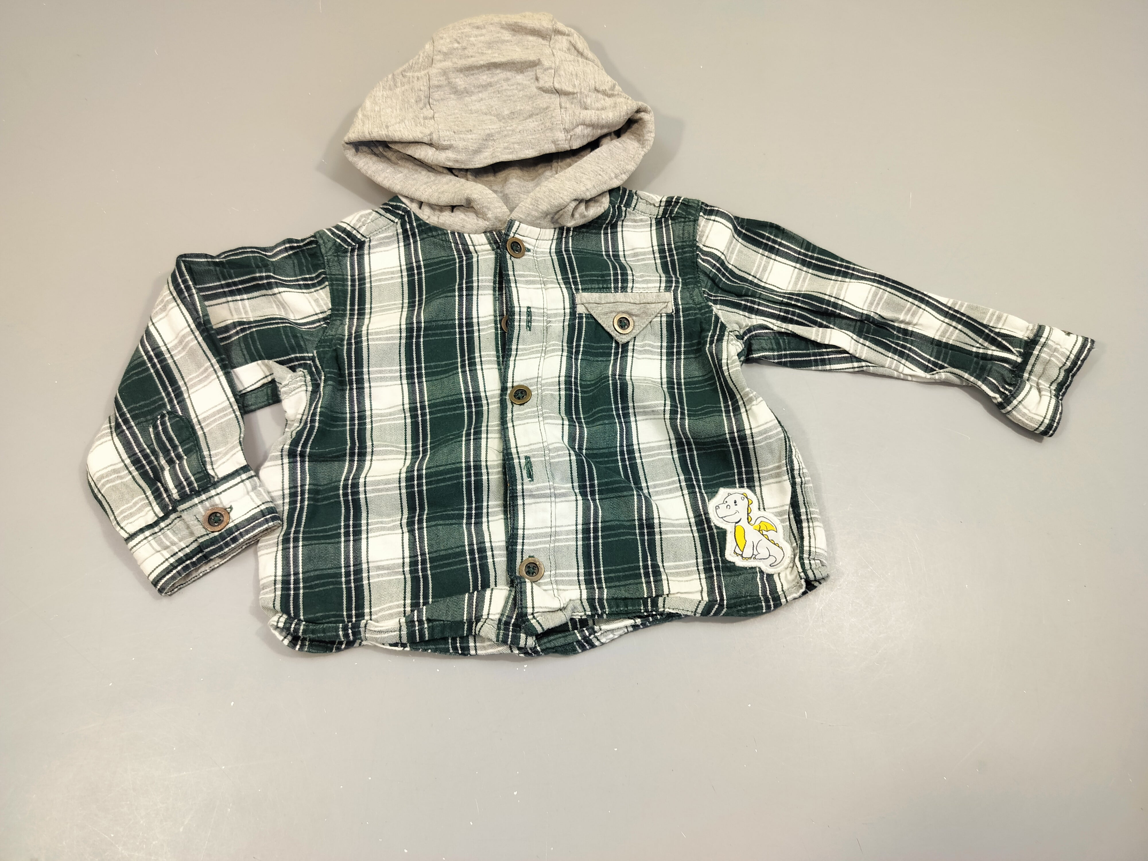 Chemise m.l  à carreaux blanc et vert à capuche et manches gris flammé  Mes petits cailloux  100% coton