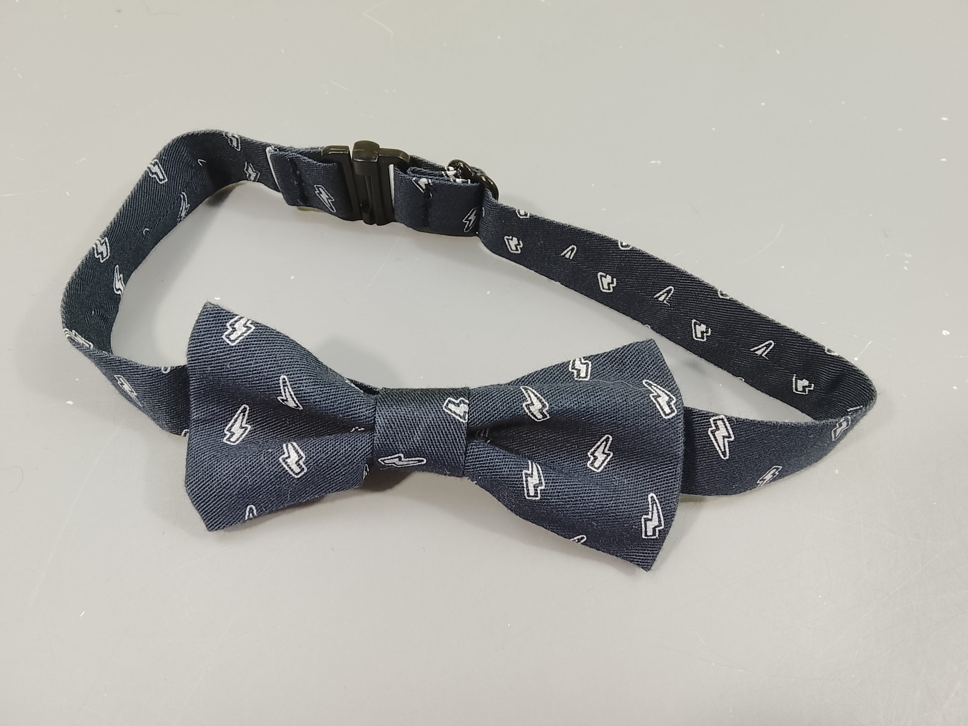 Noeud papillon bleu marine, éclairs blancs, pas de taille  indiquées, estimée 3m