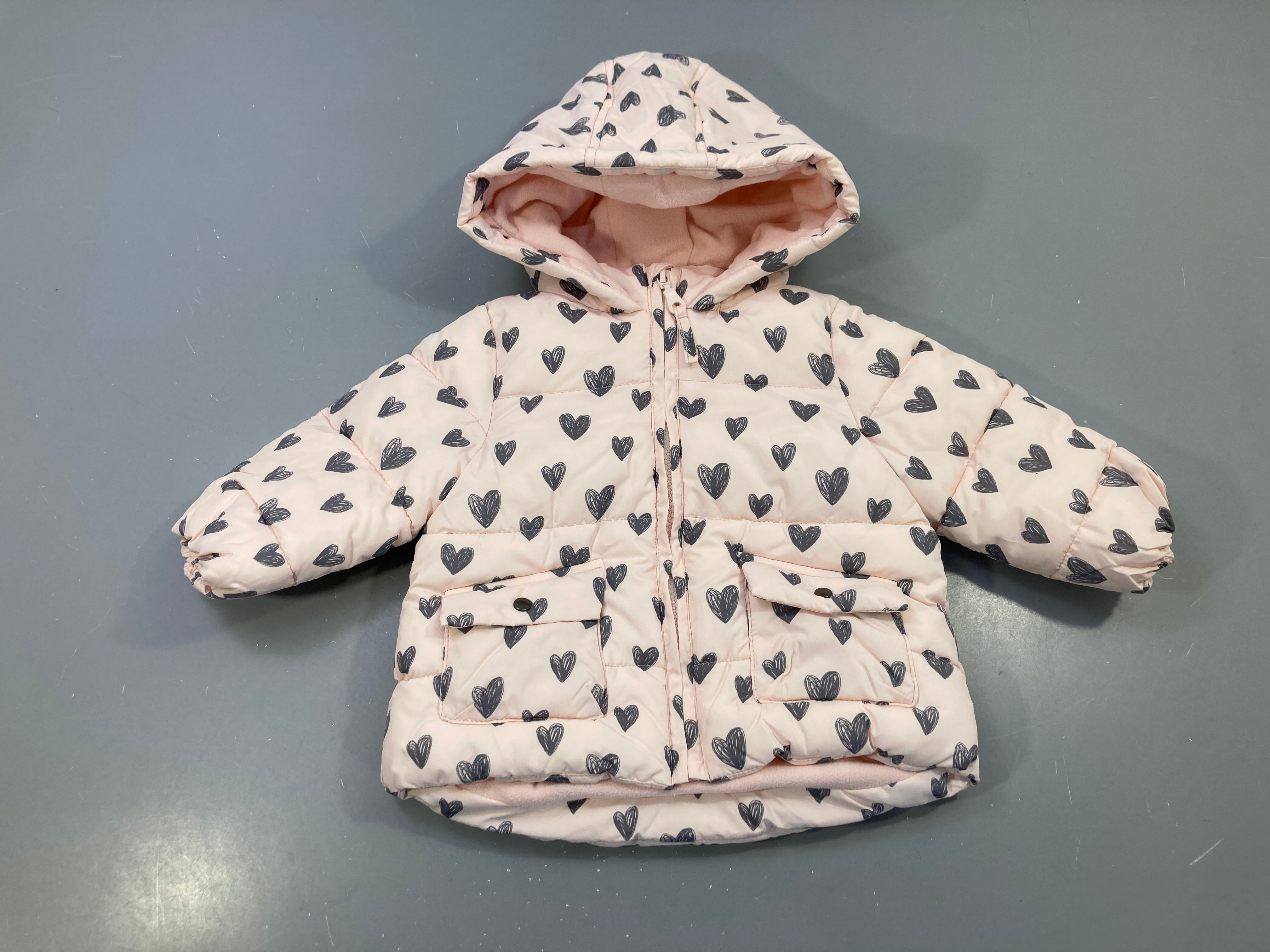 Doudoune zippée rose pâle cœurs gris, capuche doublée polaire