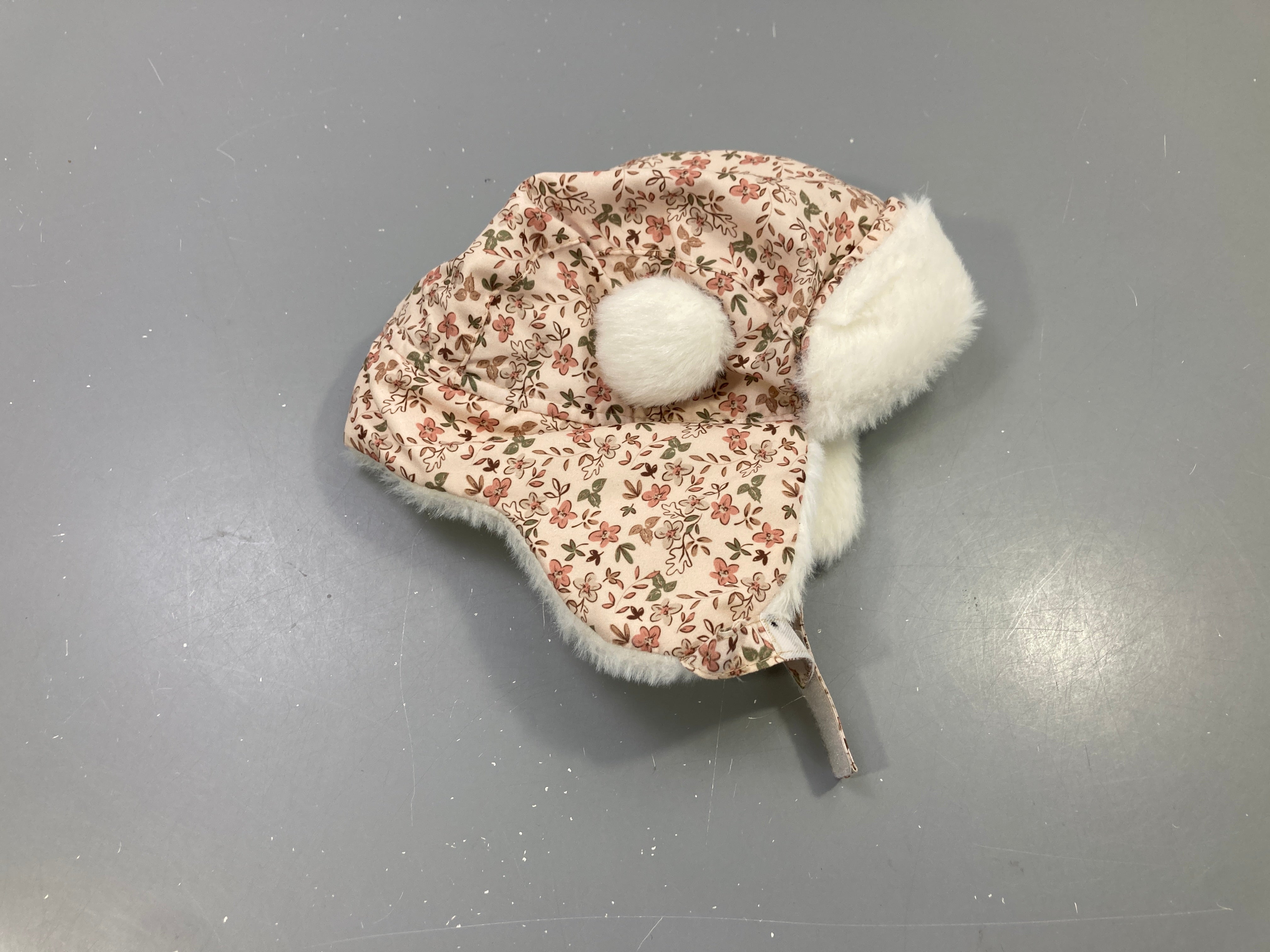Chapka rose pâle fleurie, doublure fausse fourrure, pompon