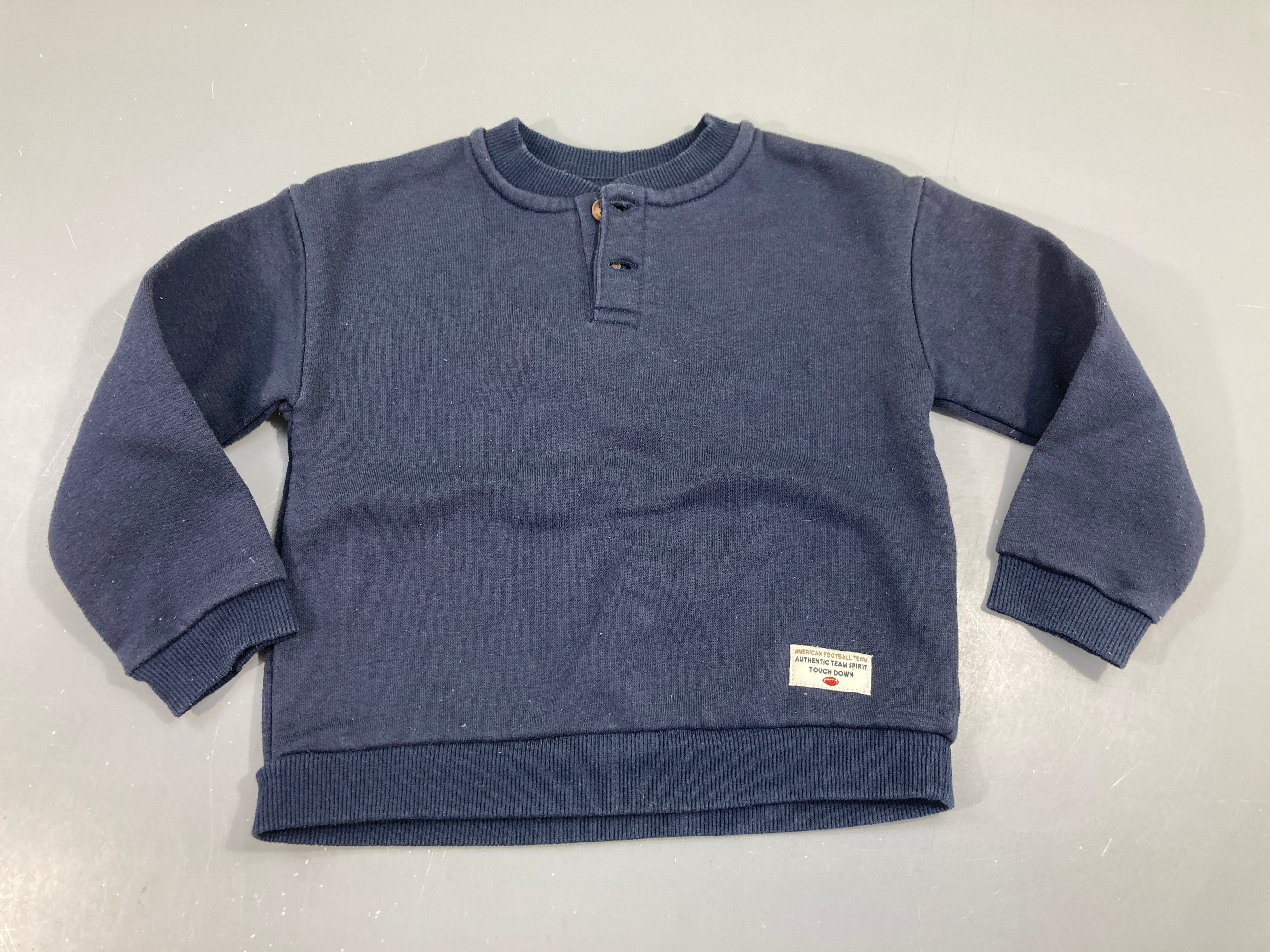Sweat bleu foncé, 2 boutons, légèremùent bouloché