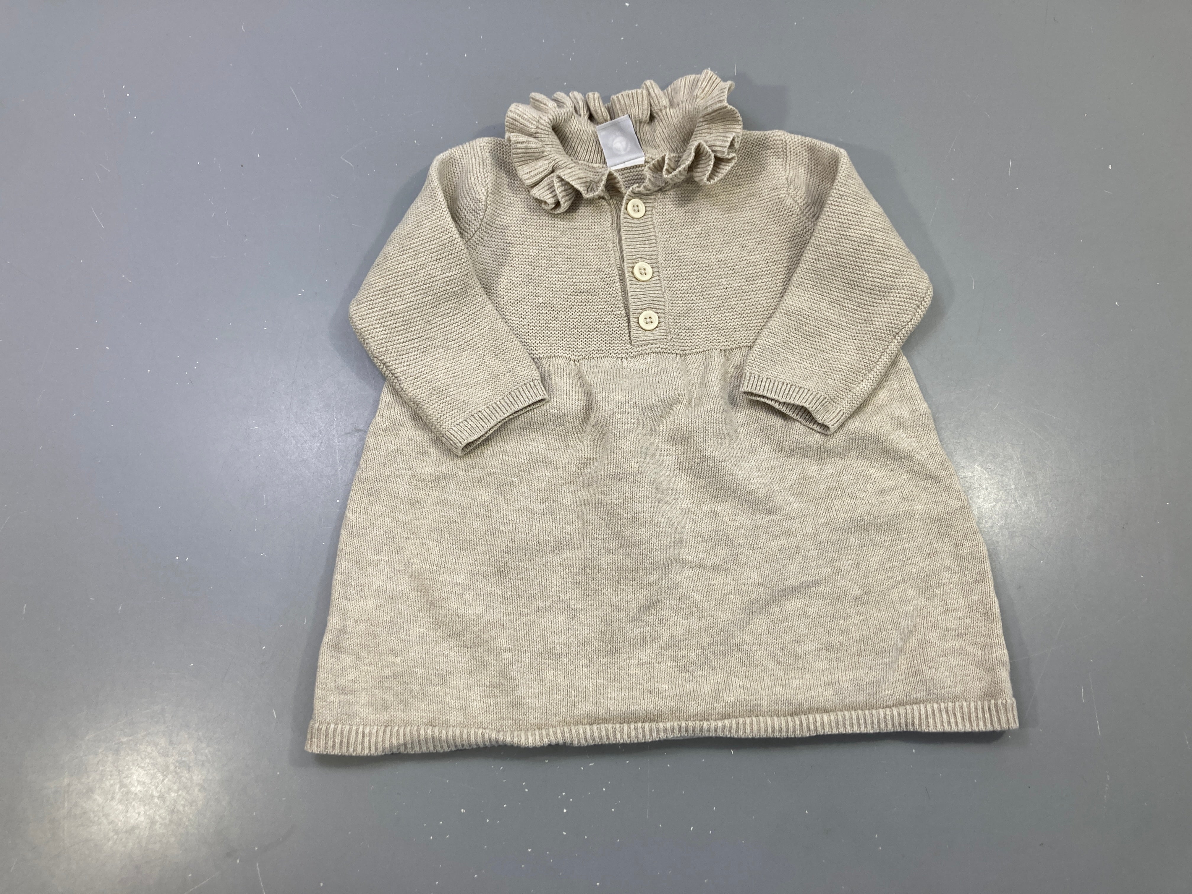 Robe m.l beige chiné maille, col volanté, patte boutonnée
