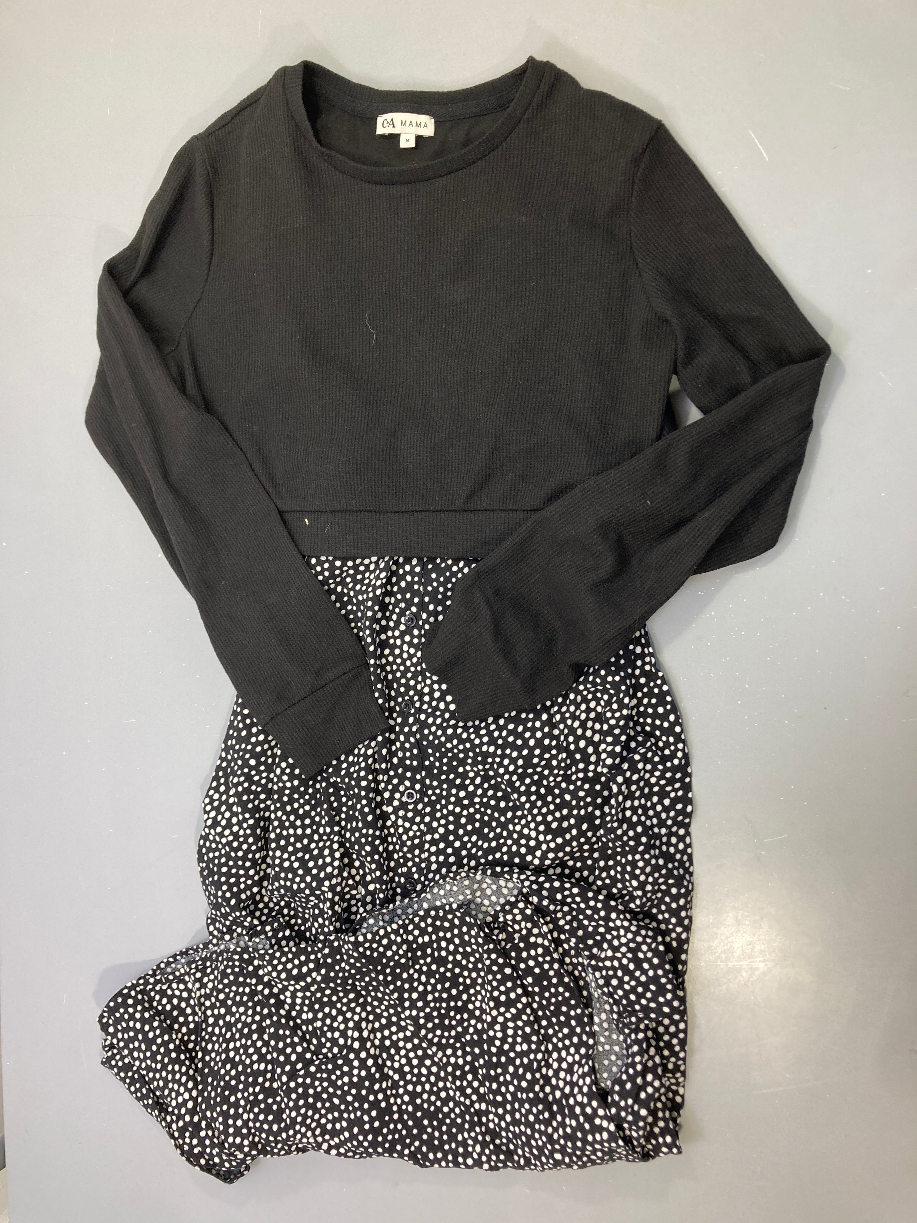 Robe m.l allaitement noire haut gaufré, jupe noire pois blancs boutonnée