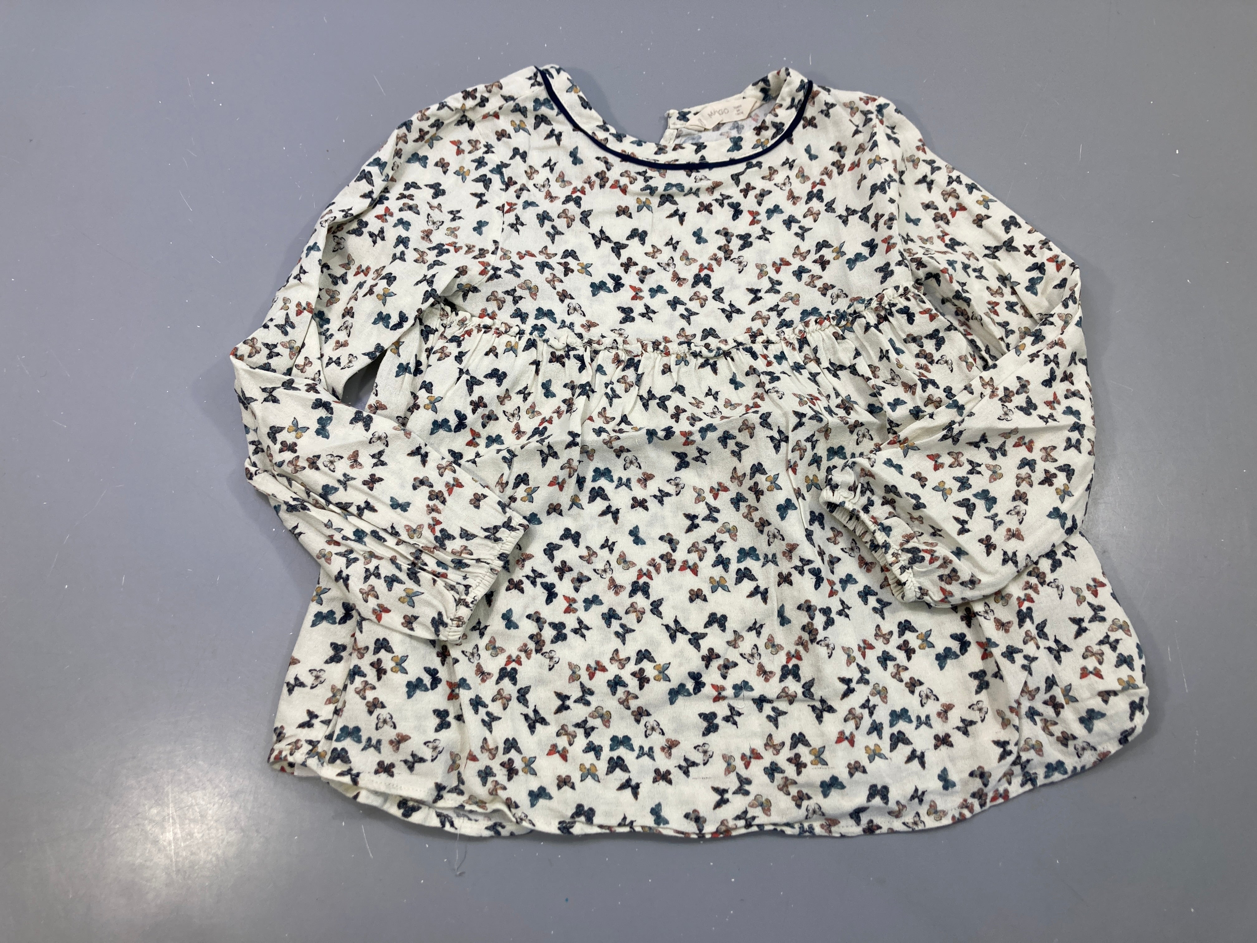 Blouse m.l écru papillons, passepoil marine, fronces