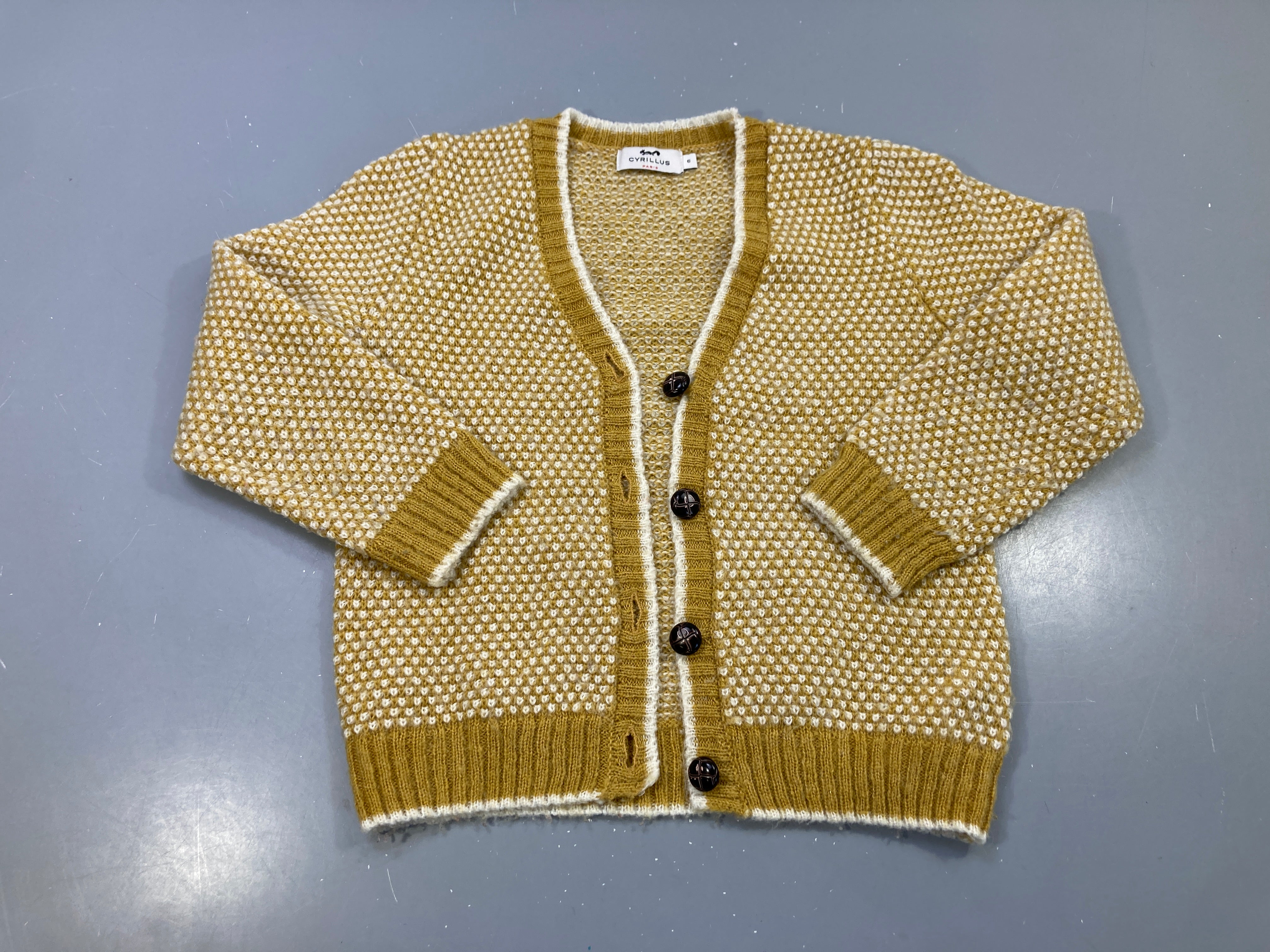Gilet moutarde et écru maille, col V, boutons, 11% laine 9% mohair