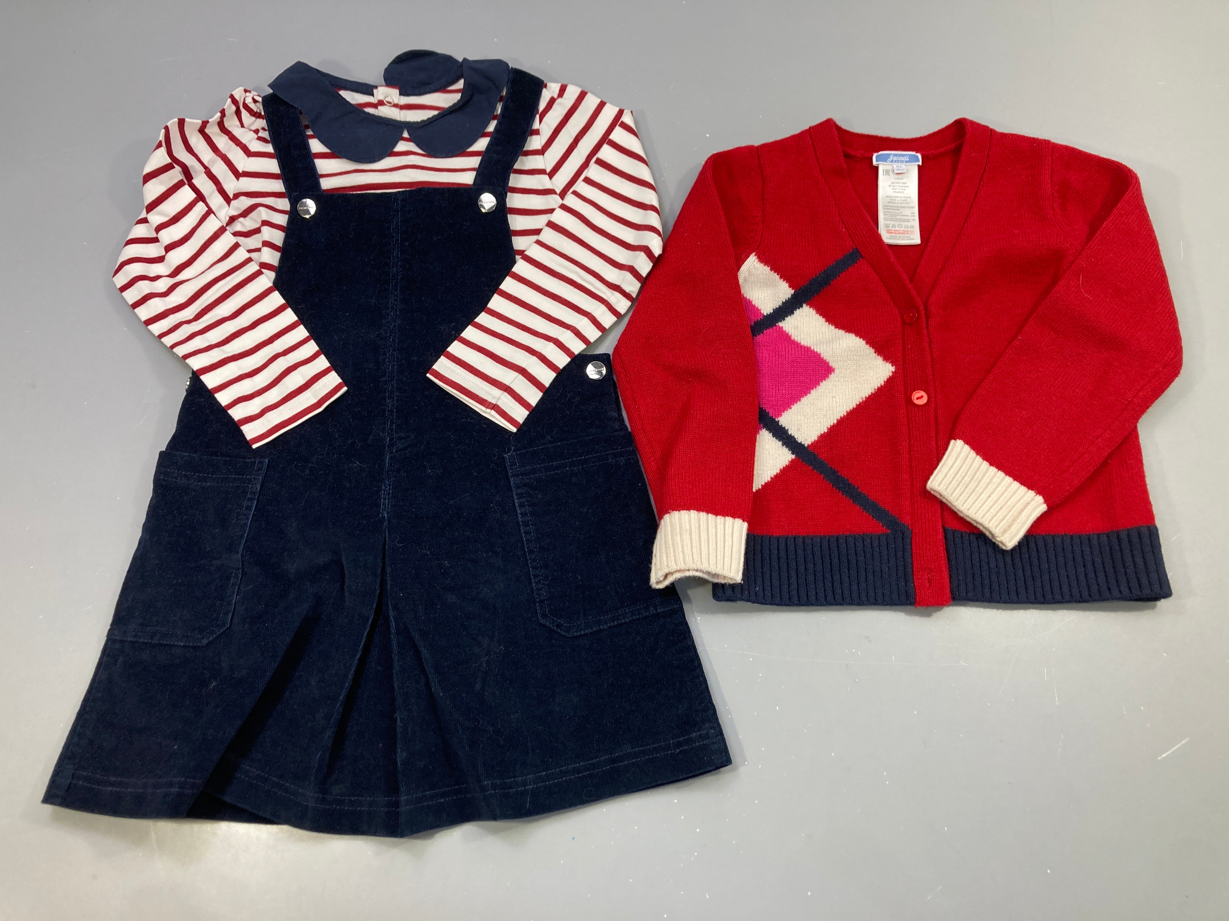 Ensemble 3pcs robe chasuble velours côtelé marine, t-shirt rayé rouge col Claudine, gilet rouge 55% laine 5% cachemire