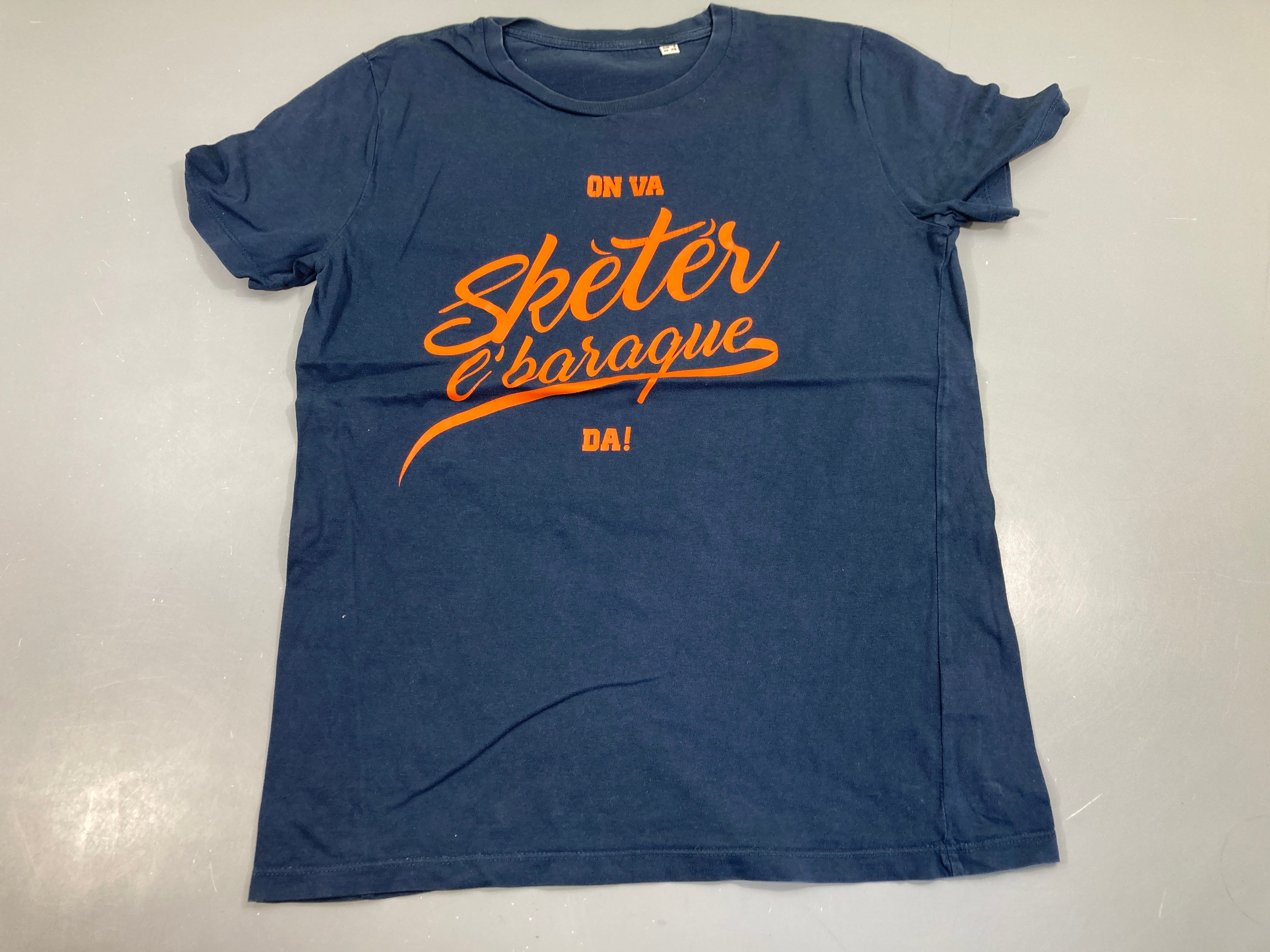 T-shirt m.c bleu foncé, on va sketer l'baraque