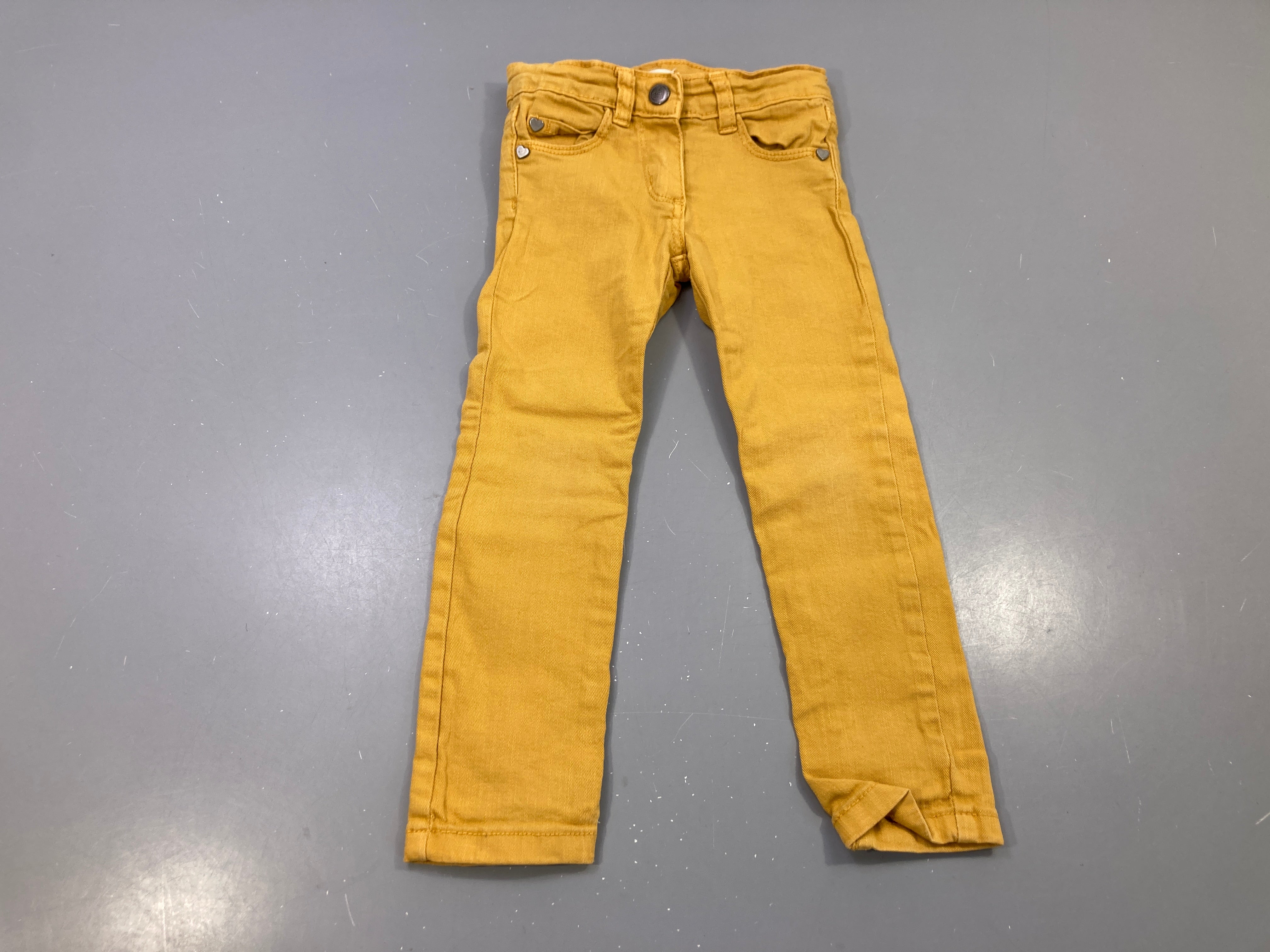 Pantalon slim moutarde toile, rivets cœurs