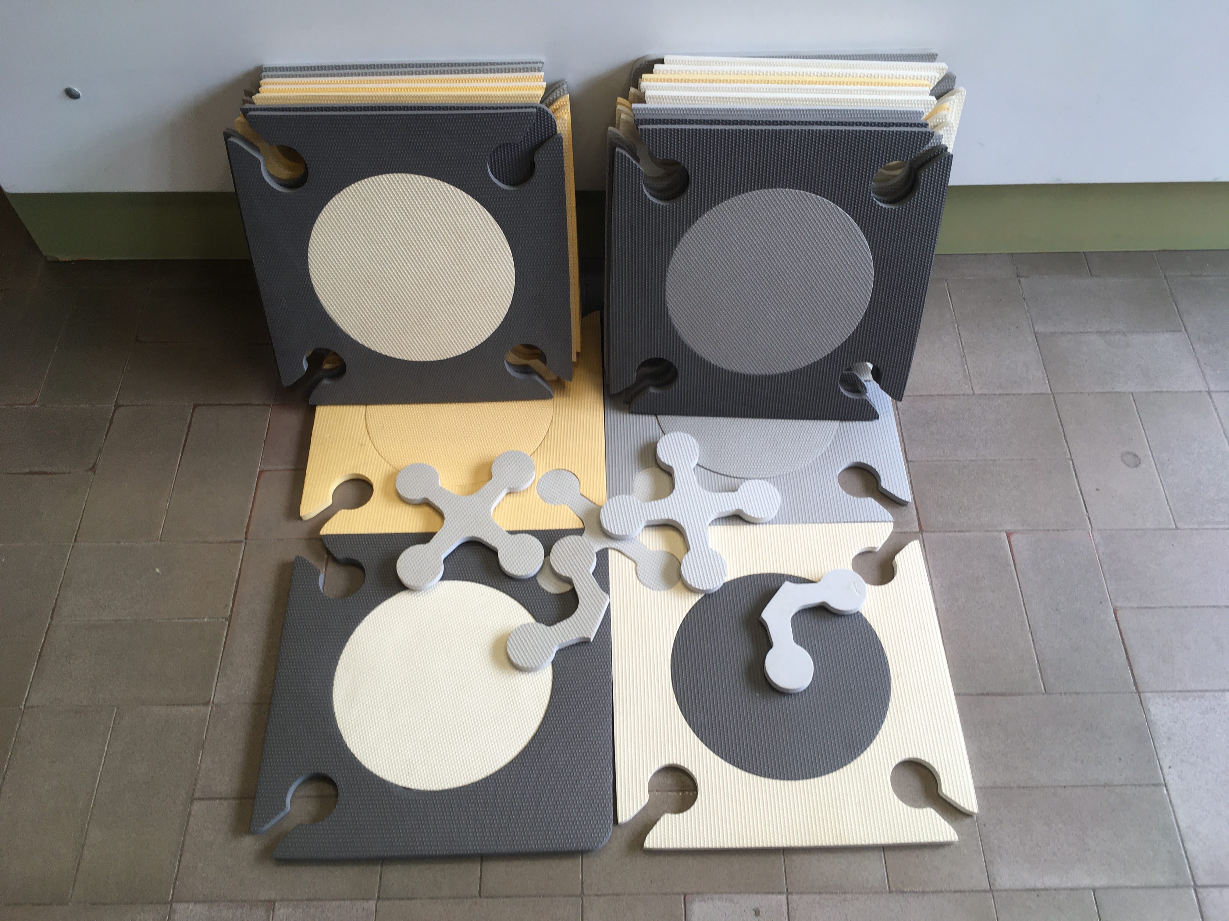 Lot de 20 dalles en mousse de sol gris/jaune, à relaver