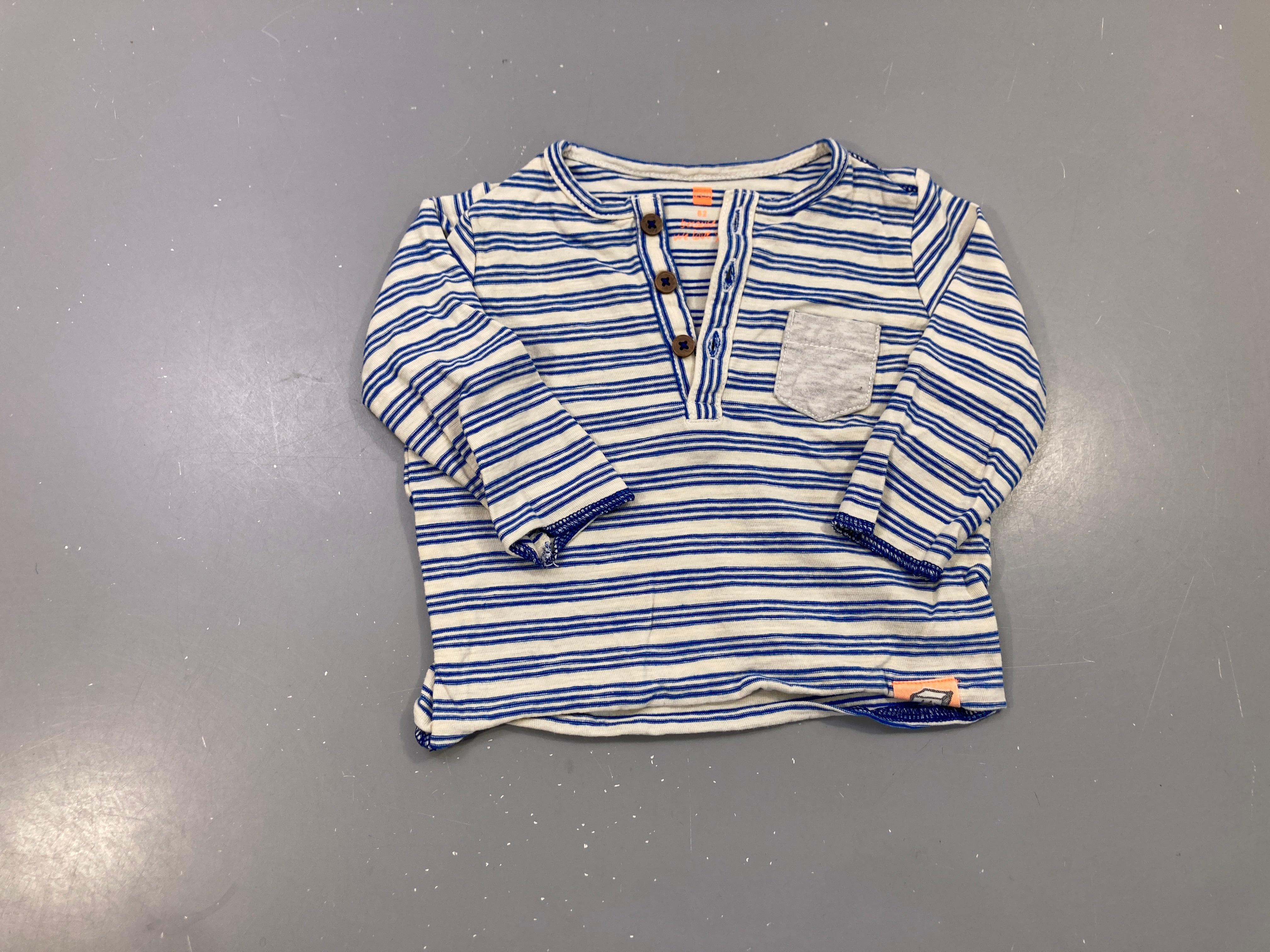 T-shirt m.l écru rayé bleu, col boutonné, poche grise