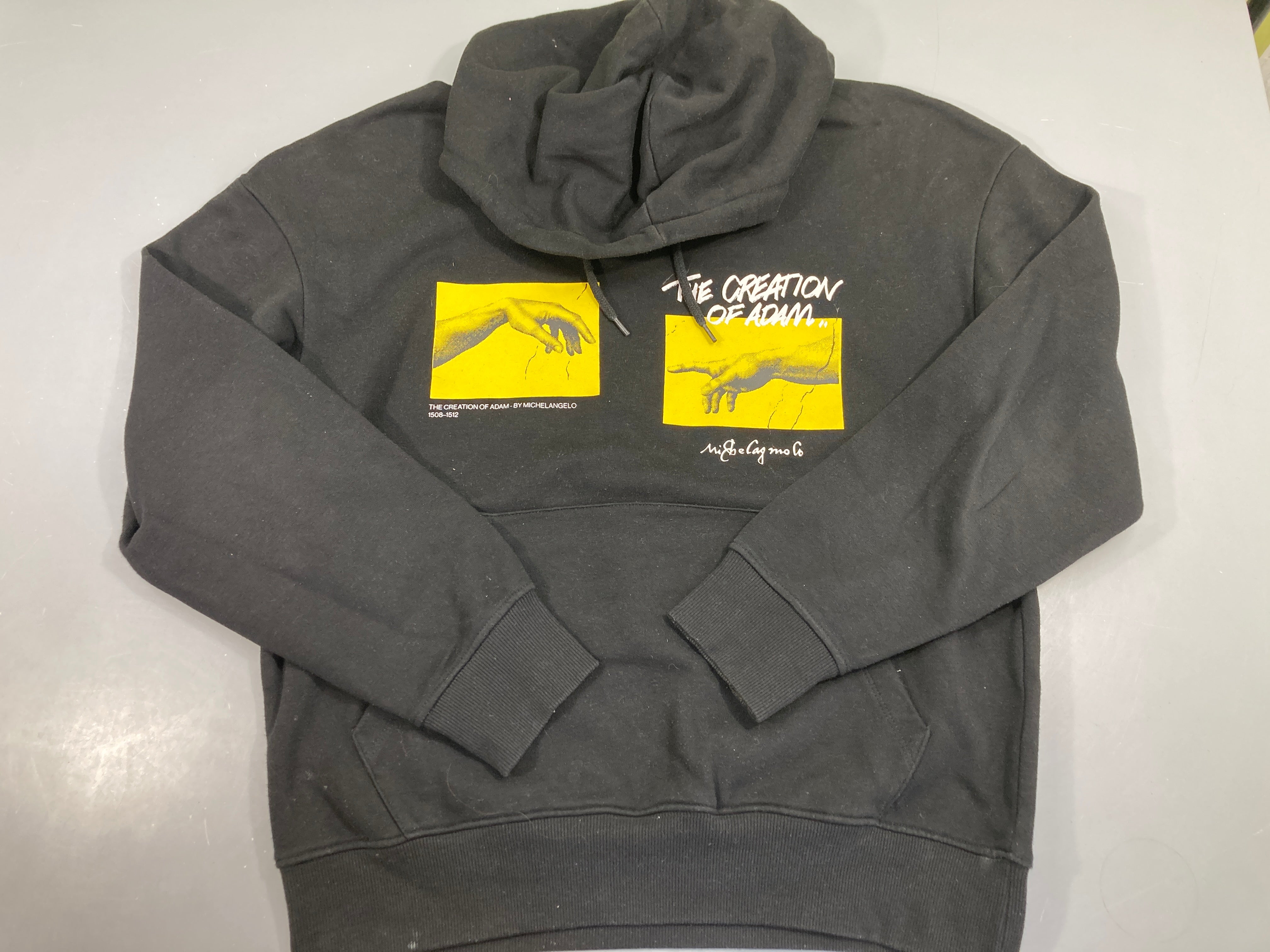 Sweat à capuche noir , motifs jaunes