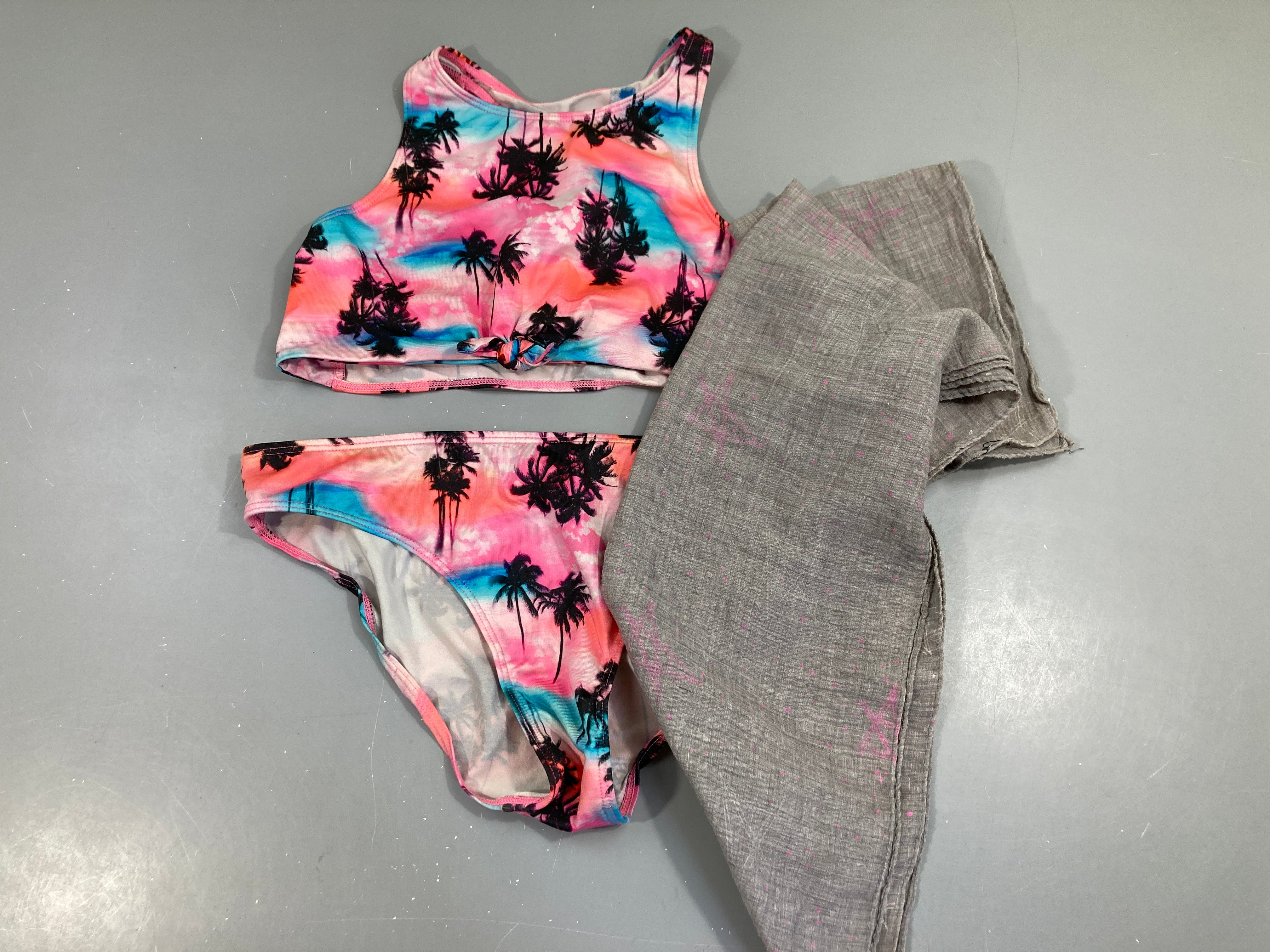 Bikini rose/bleu palmiers + paréo gris