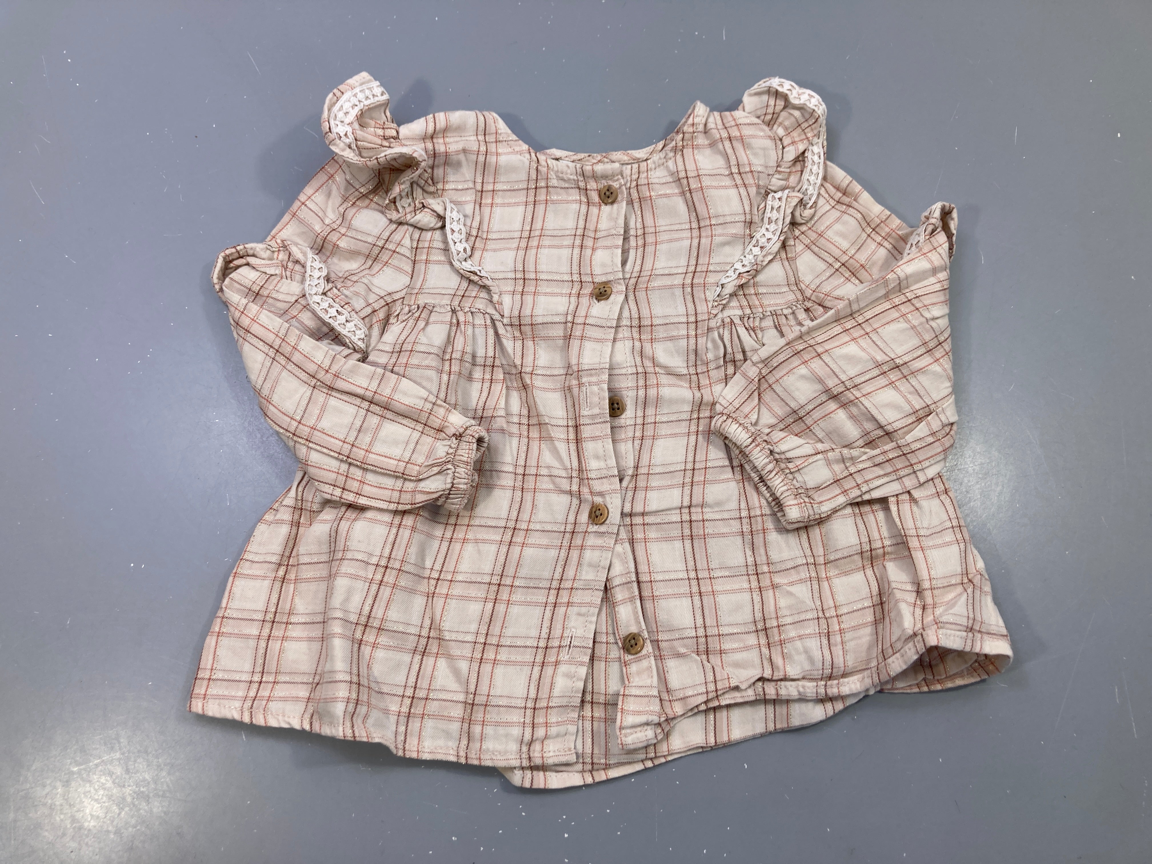 Blouse m.l beige carreaux rose et brun, fils dorés, volants dentelle épaules