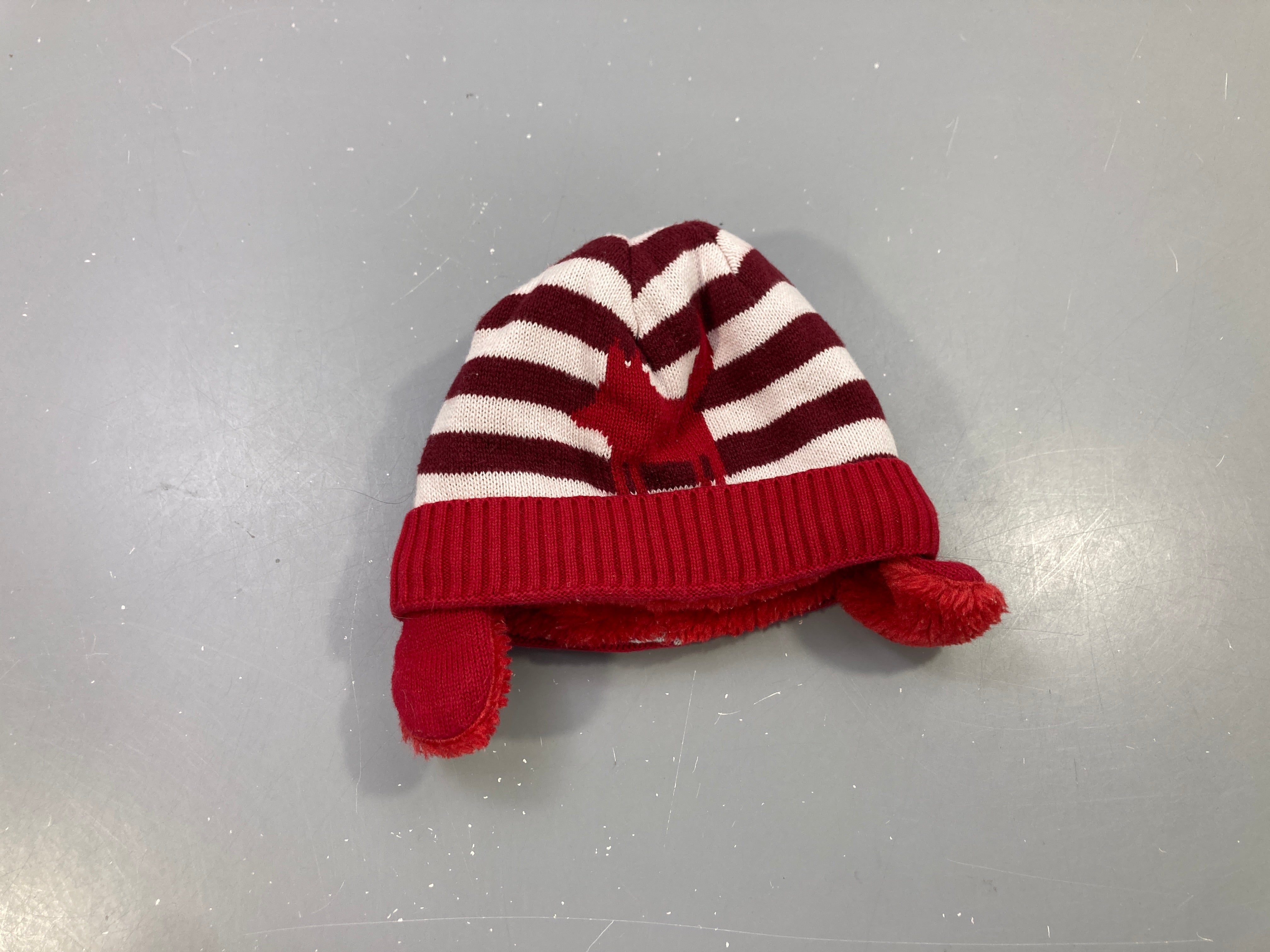 Bonnet rayé bordeaux et rose pâle, revers rouge, cache-oreilles, doublure fausse fourrure
