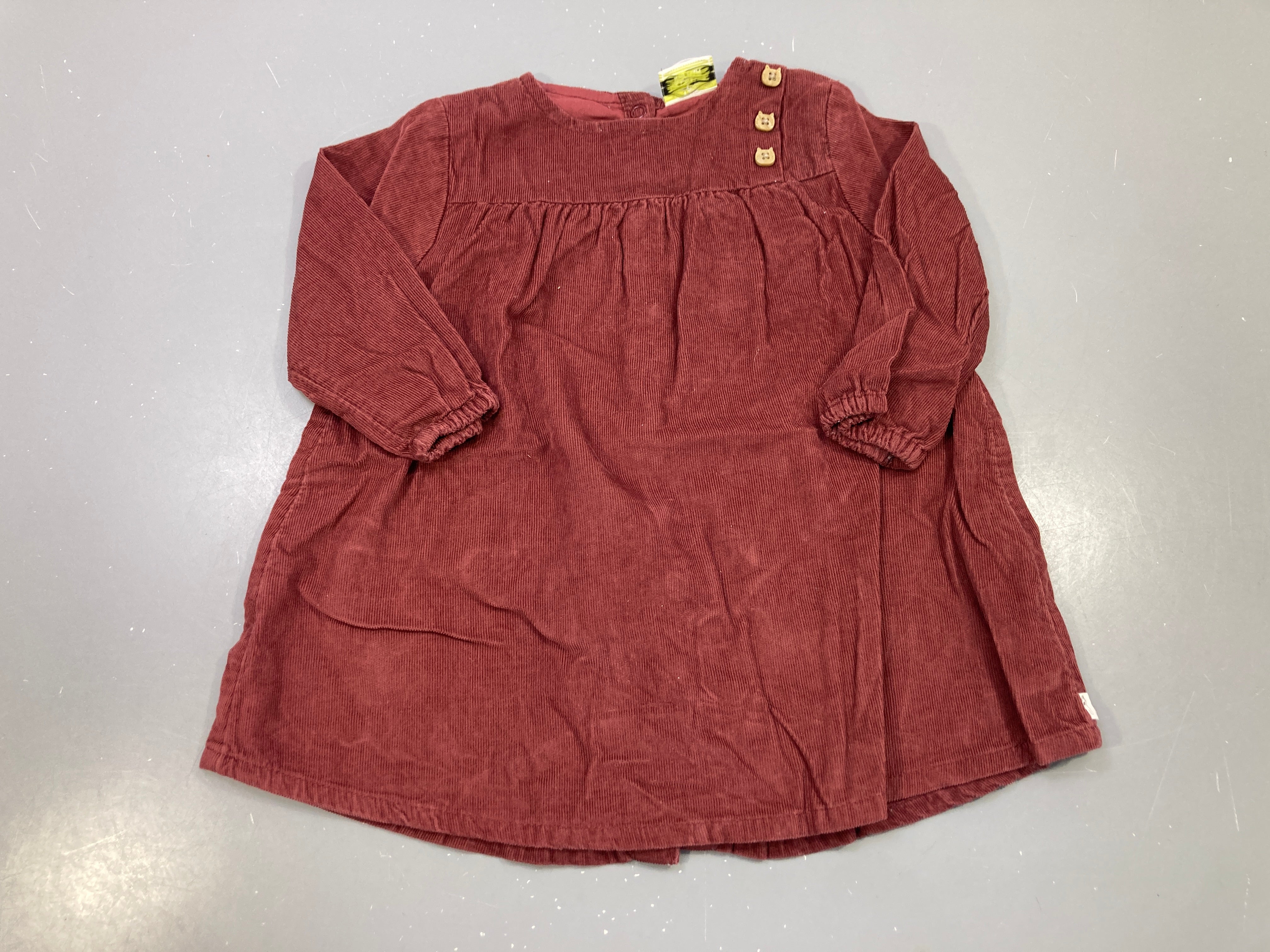 Robe m.l bordeaux velours côtelé, boutons chat épaule