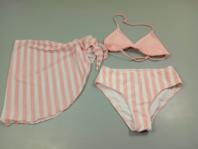 Ensemble  bikini + pareo rose et rose rayé blanc . pas de taille indiquée  taille estimée 13a, moins cher chez Petit Kiwi