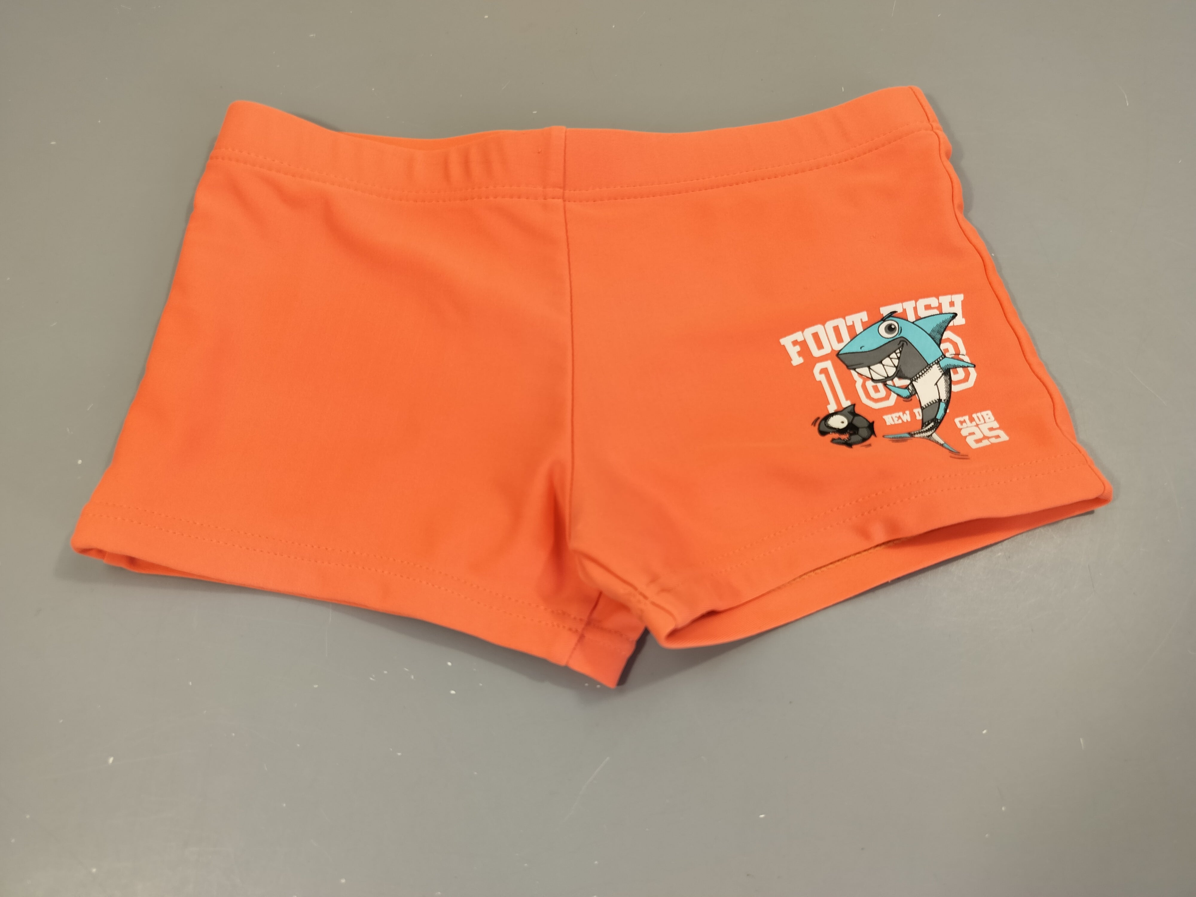 Maillot boxer orange , requin. Pas de taille indiquée, estimée 5a