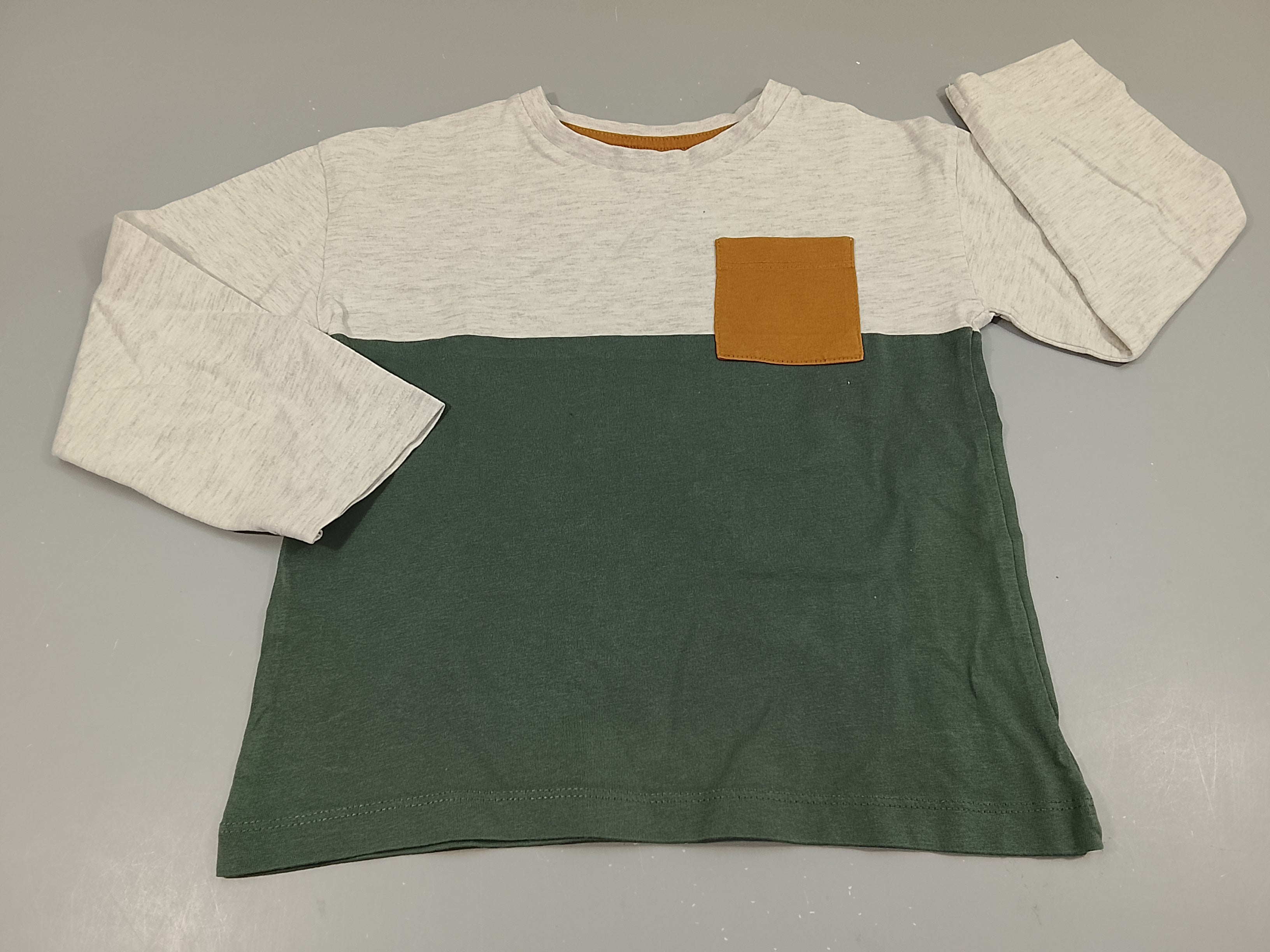 T-shirt m.l gris clair flammé, vert, poche jaune moutarde