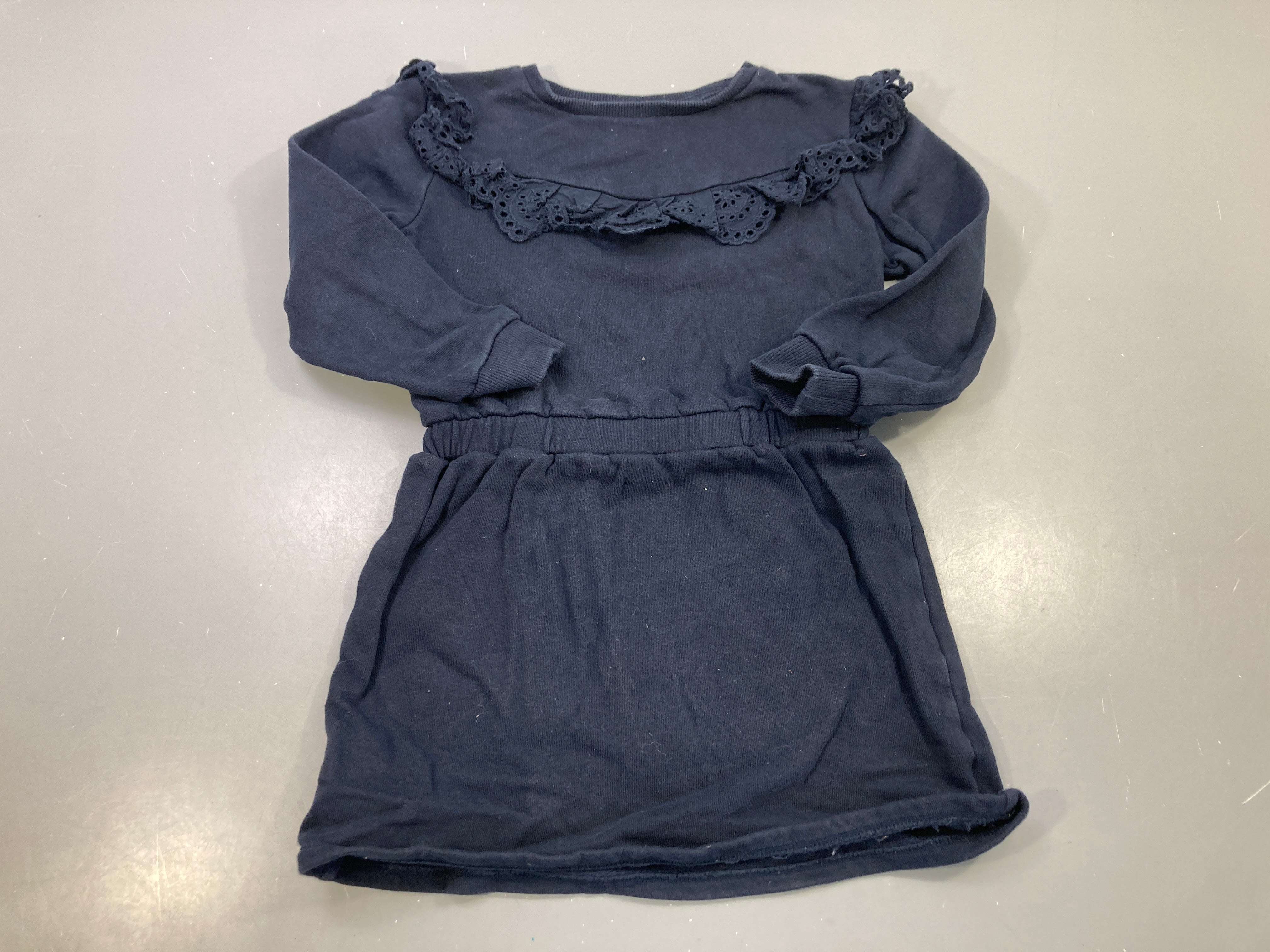 Robe m.l bleu marine molleton, volant broderie anglaise, taille élastiquée