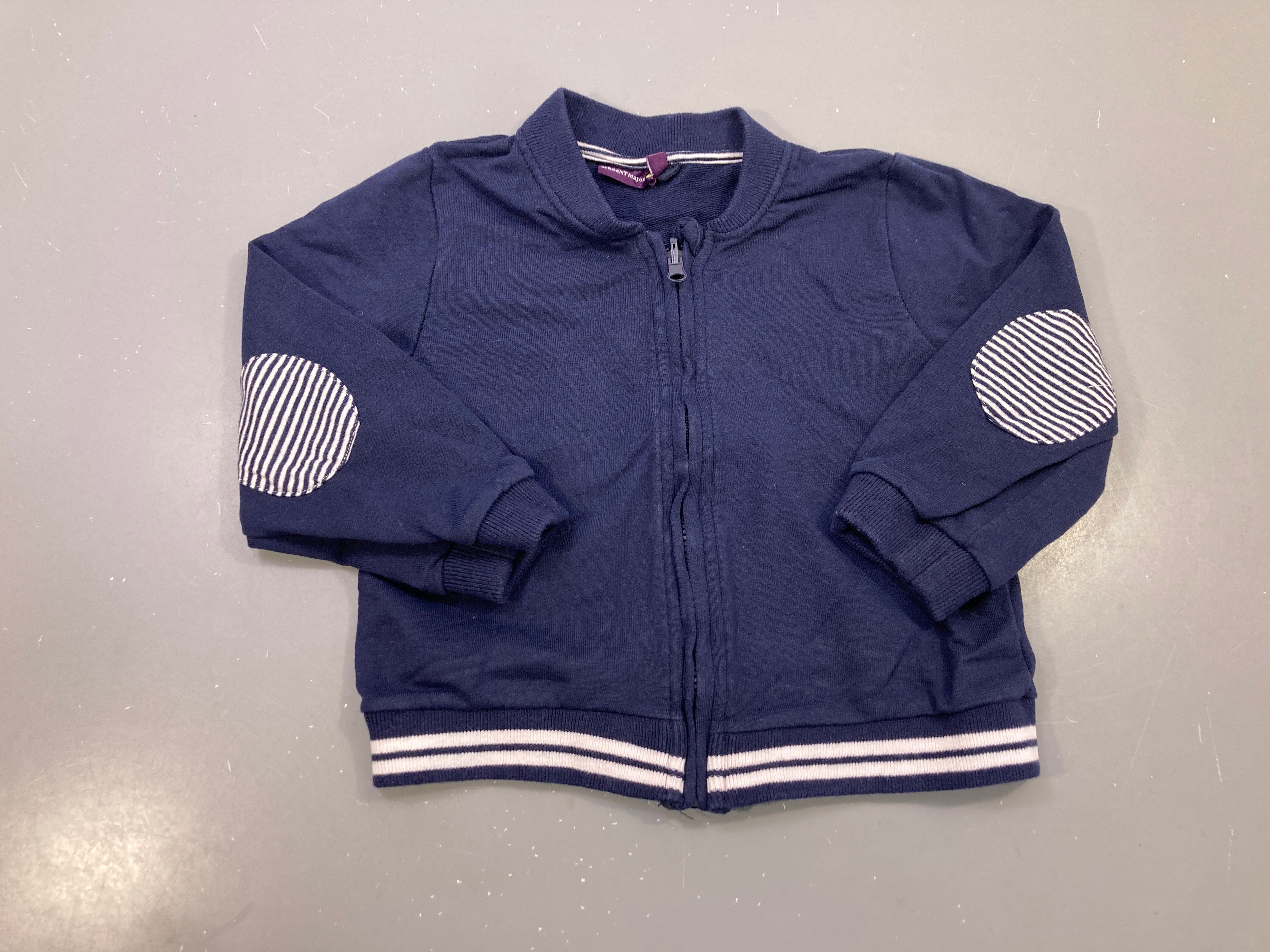 Sweat zippé bleu marine molleton, coudières rayées, bords côtes rayés