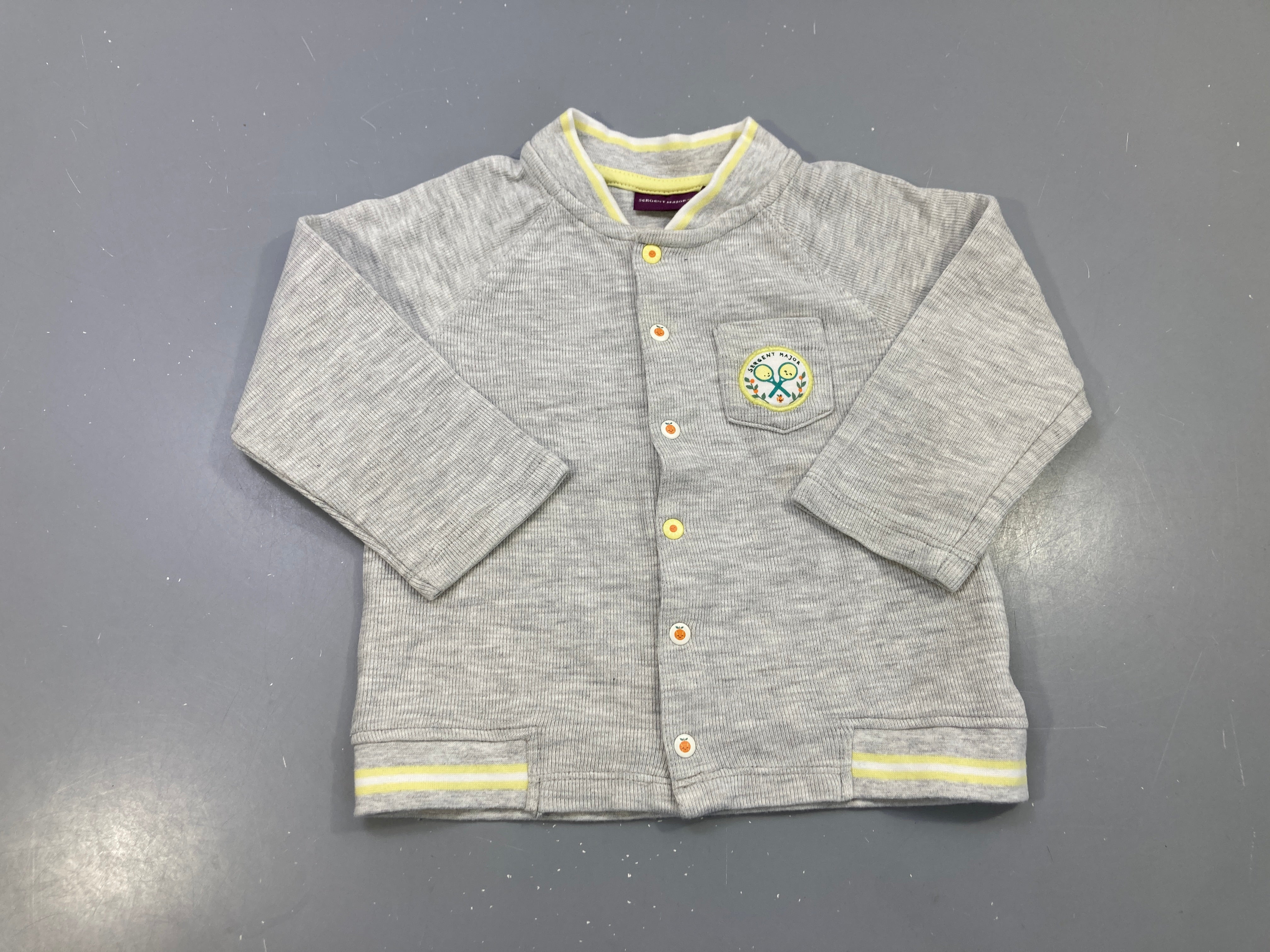 Gilet gris chiné côtelé à pressions, liserés jaunes, écusson raquettes