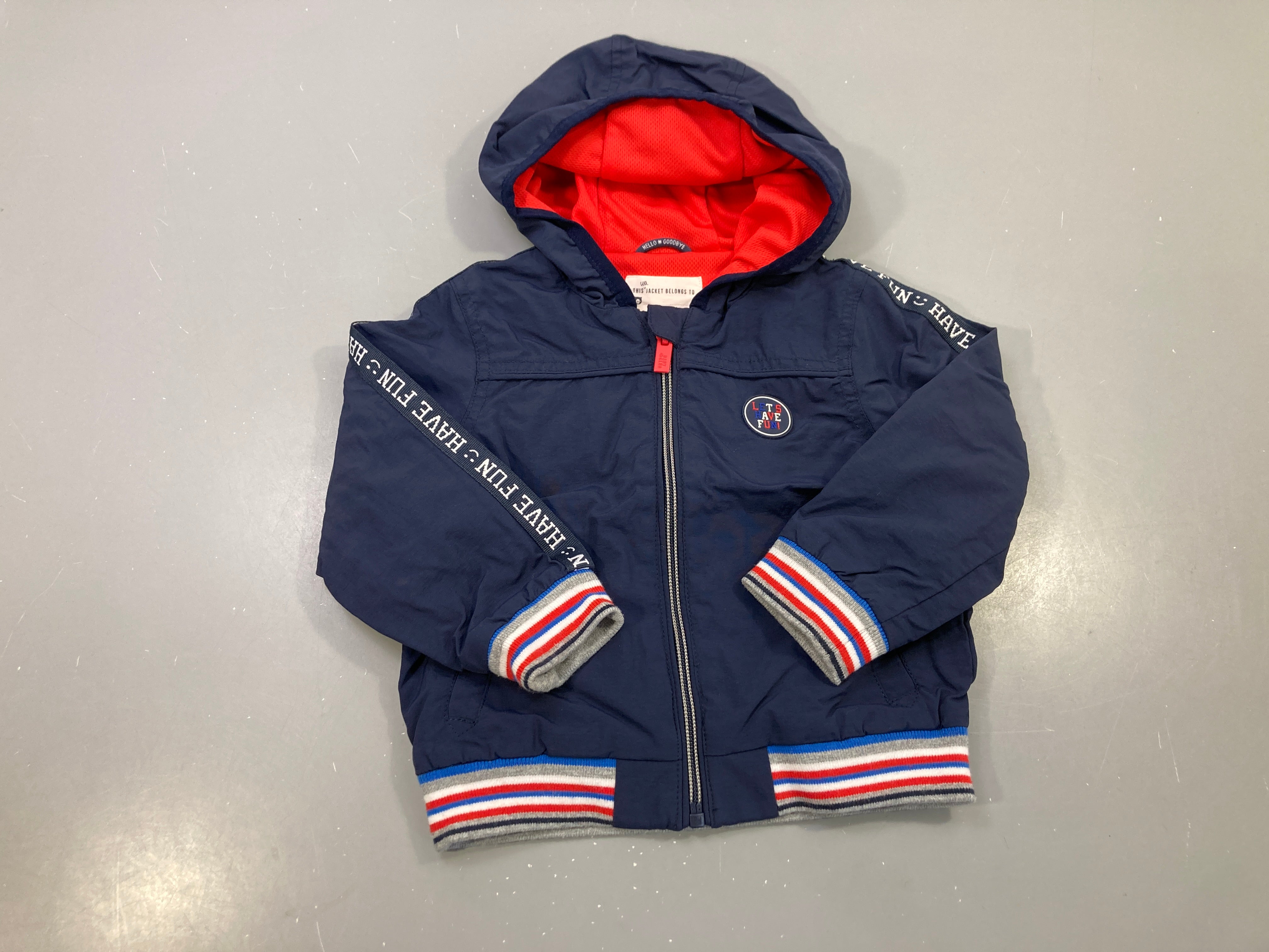 Veste coupe-vent zippée capuche bleu marine, doublure filet rouge, bandes Have fun