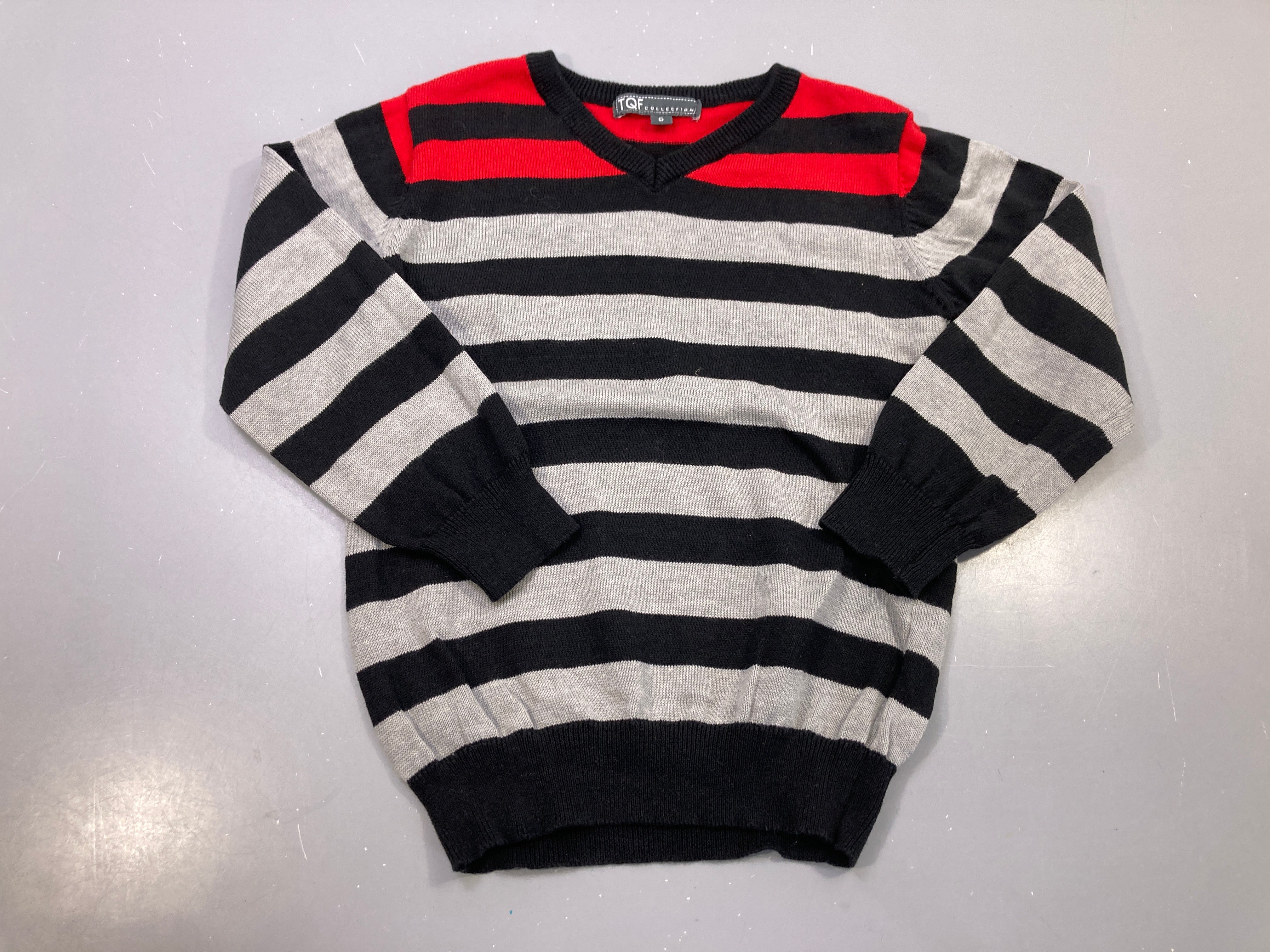 Pull col V rayé noir, gris et rouge, maille