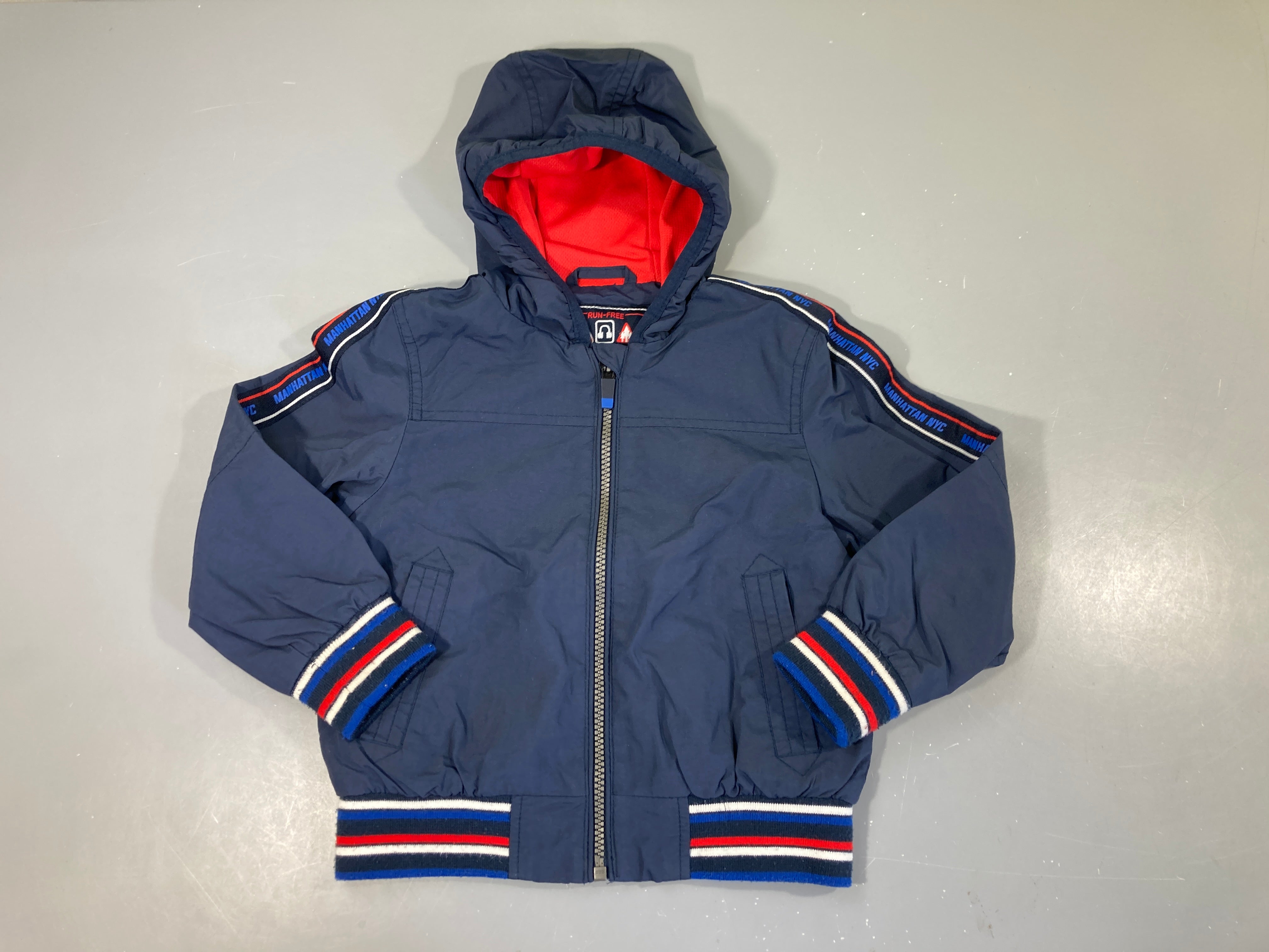 Veste coupe-vent bleu marine à capuche, bords boulochés