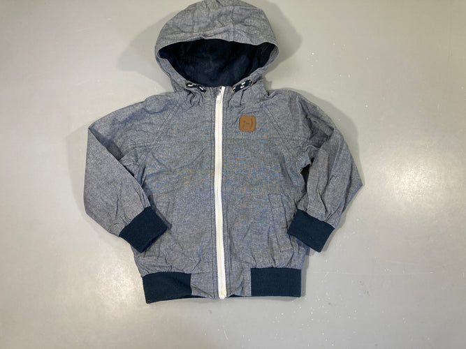 Veste coupe-vent bleu chinéà capuche, bords un peu boulochés, moins cher chez Petit Kiwi