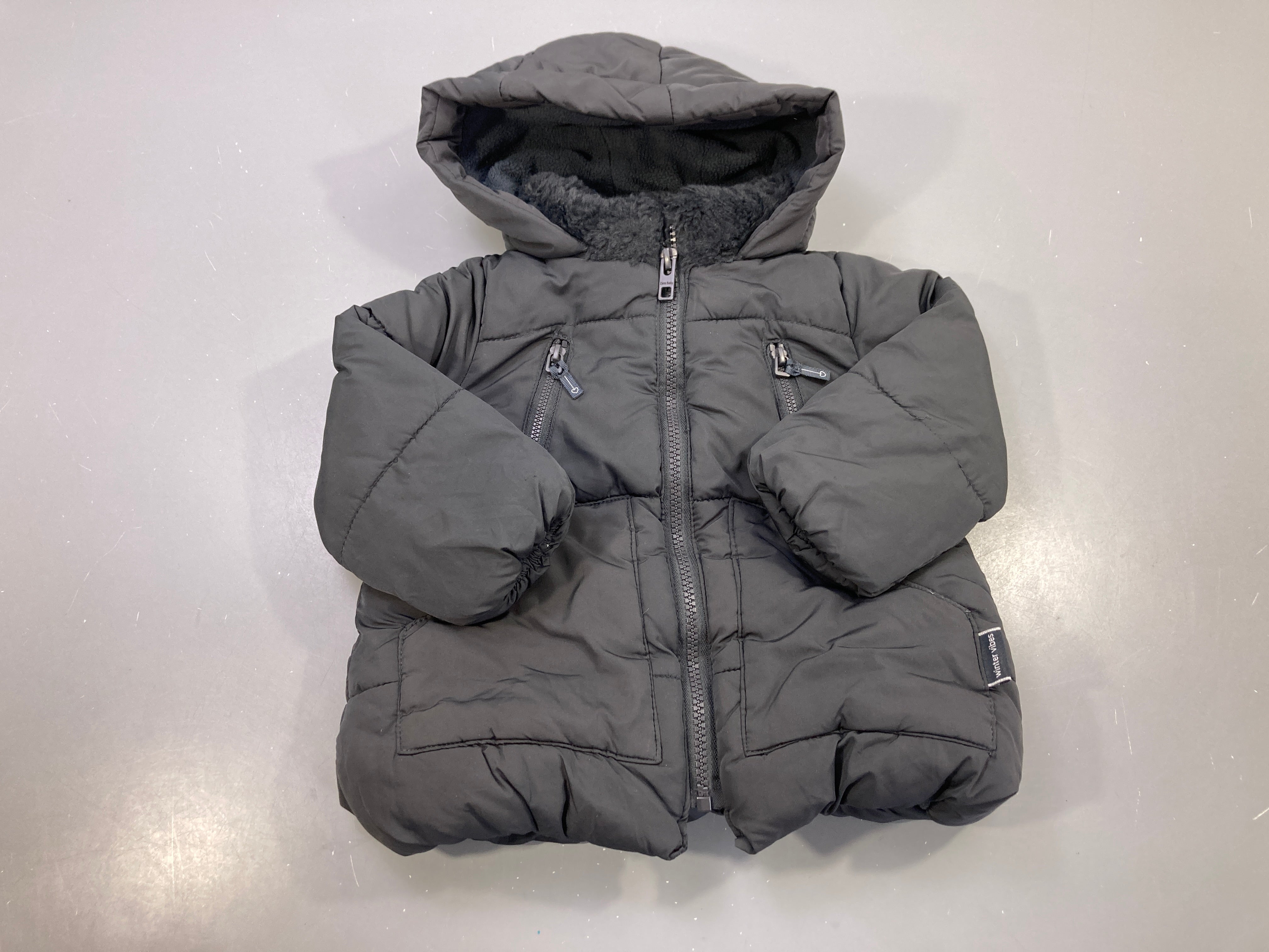 Doudoune noire zippée capuche, doublé polar