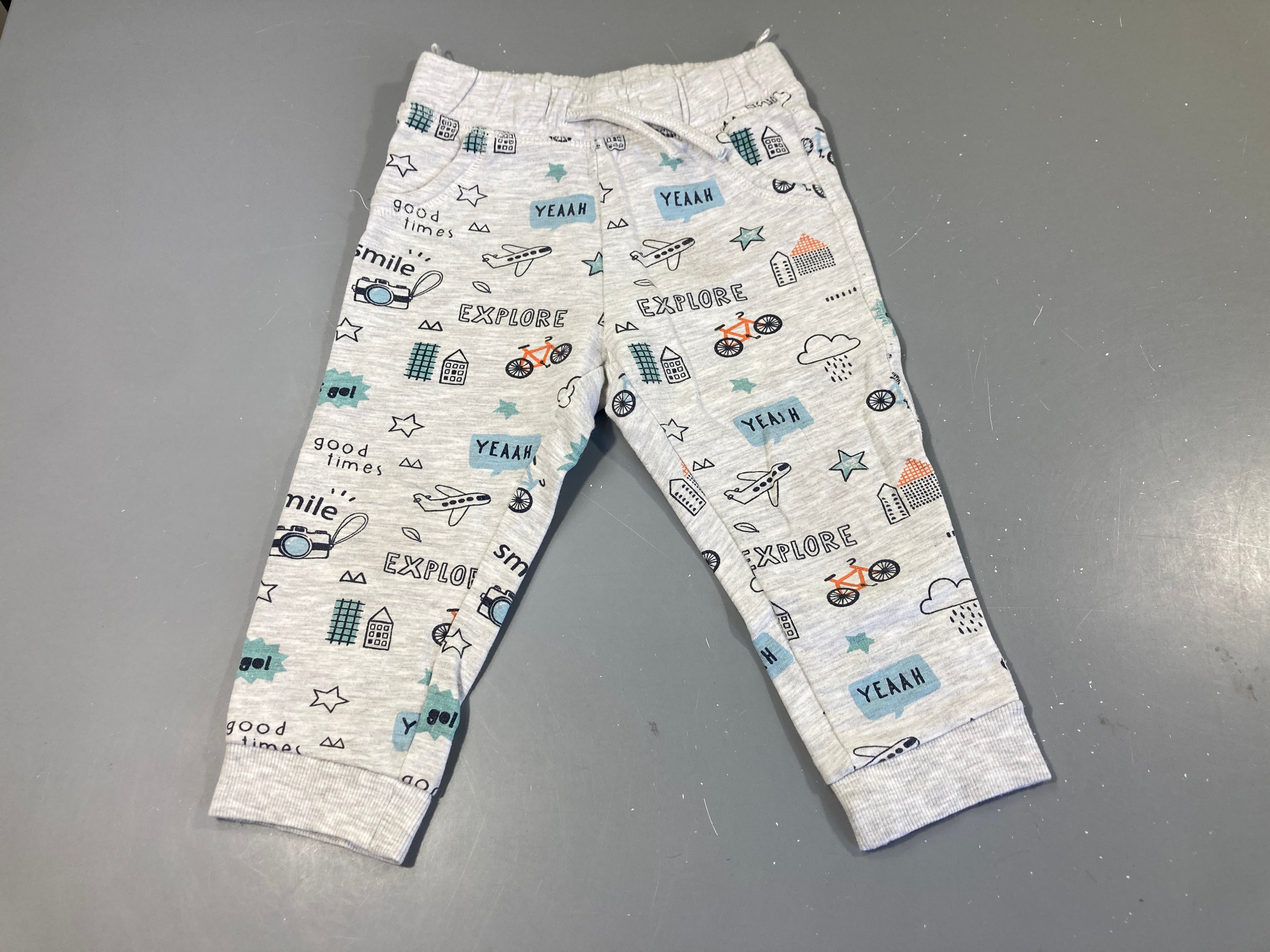 Pantalon molleton gris chiné motifs voyage